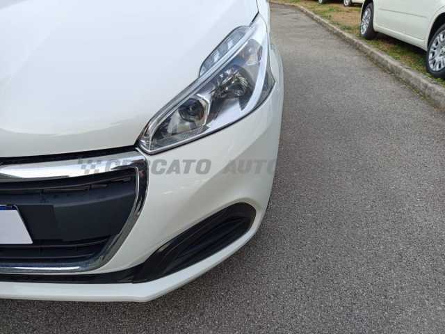 Peugeot 208 1.2l - white