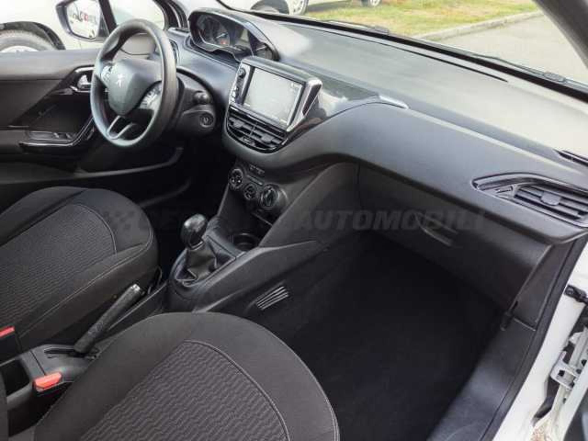 Peugeot 208 1.2l - white