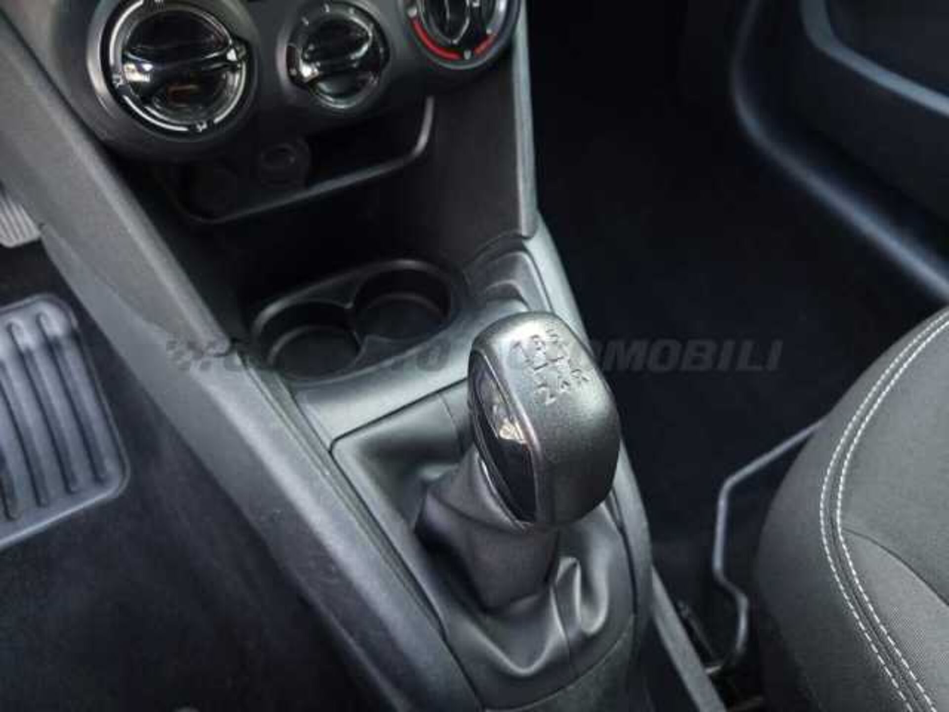 Peugeot 208 1.2l - white