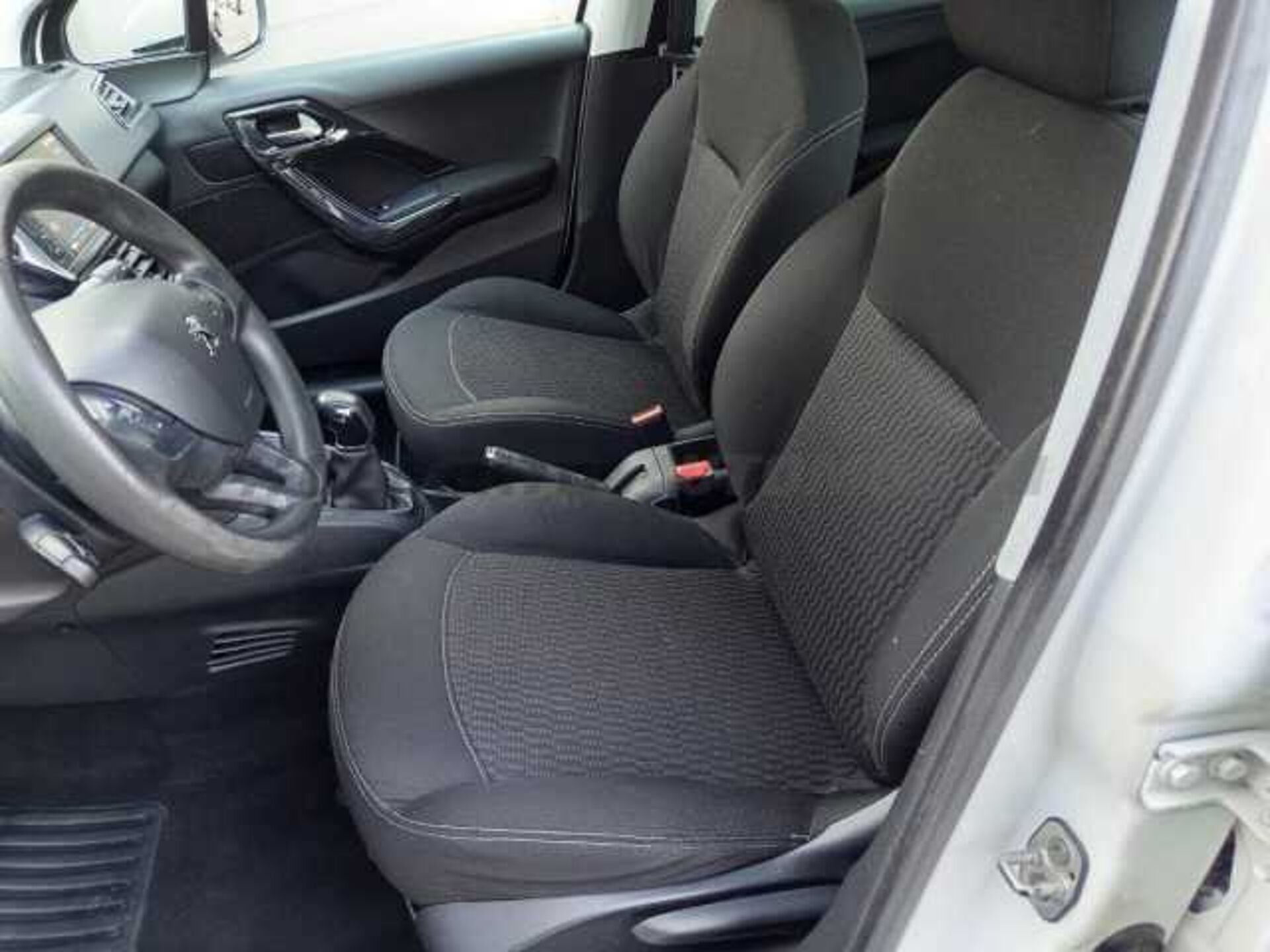 Peugeot 208 1.2l - white