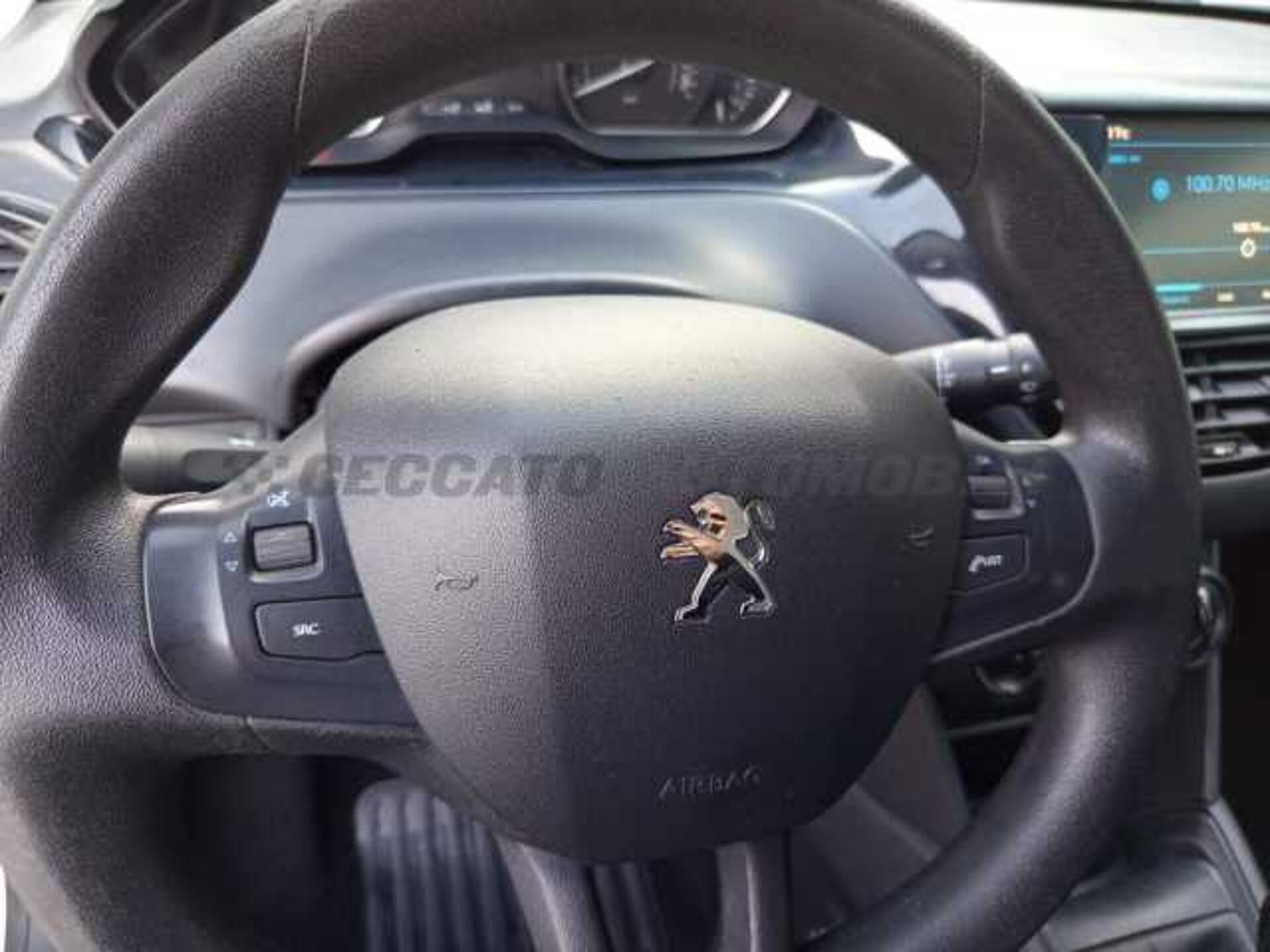 Peugeot 208 1.2l - white
