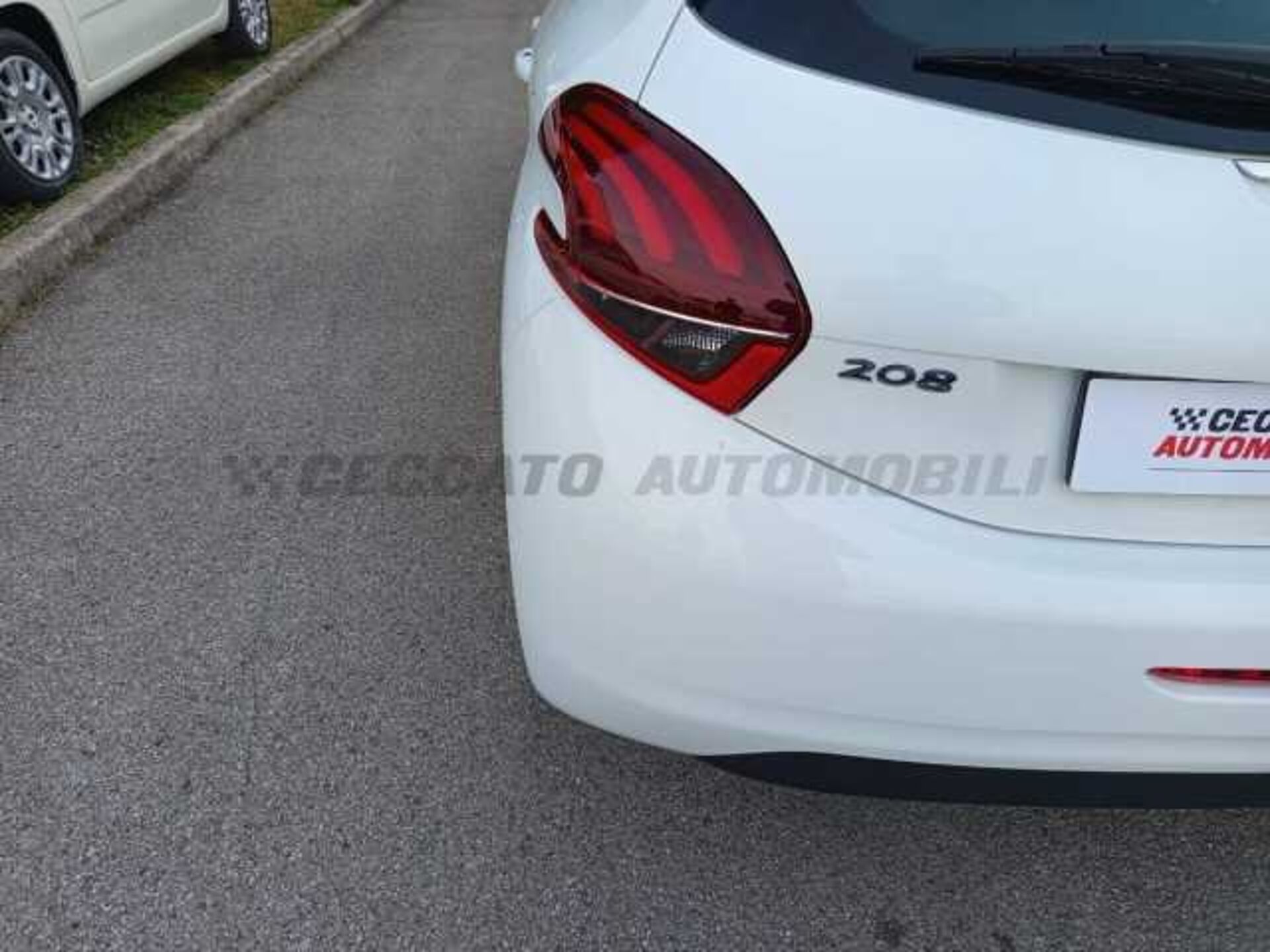 Peugeot 208 1.2l - white