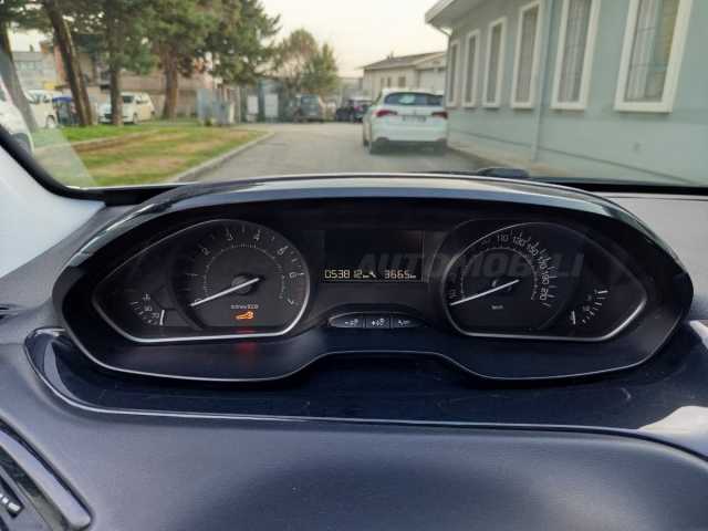 Peugeot 208 1.2l - white