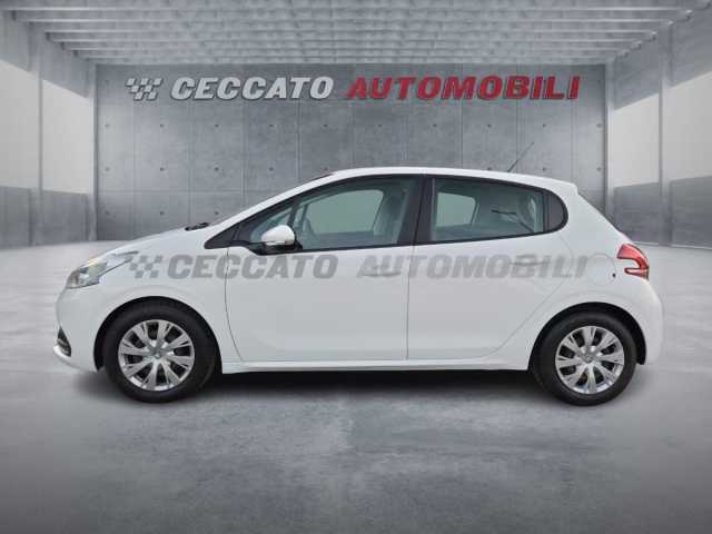 Peugeot 208 1.2l - white