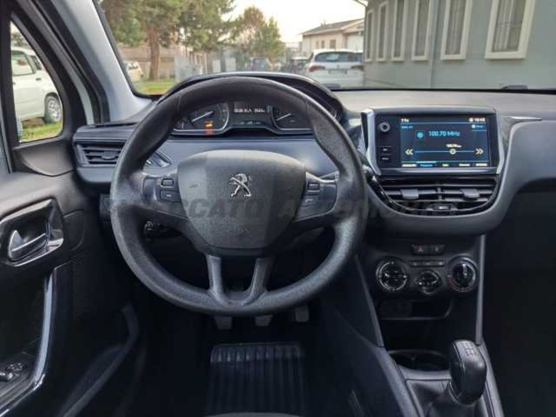 Peugeot 208 1.2l - white