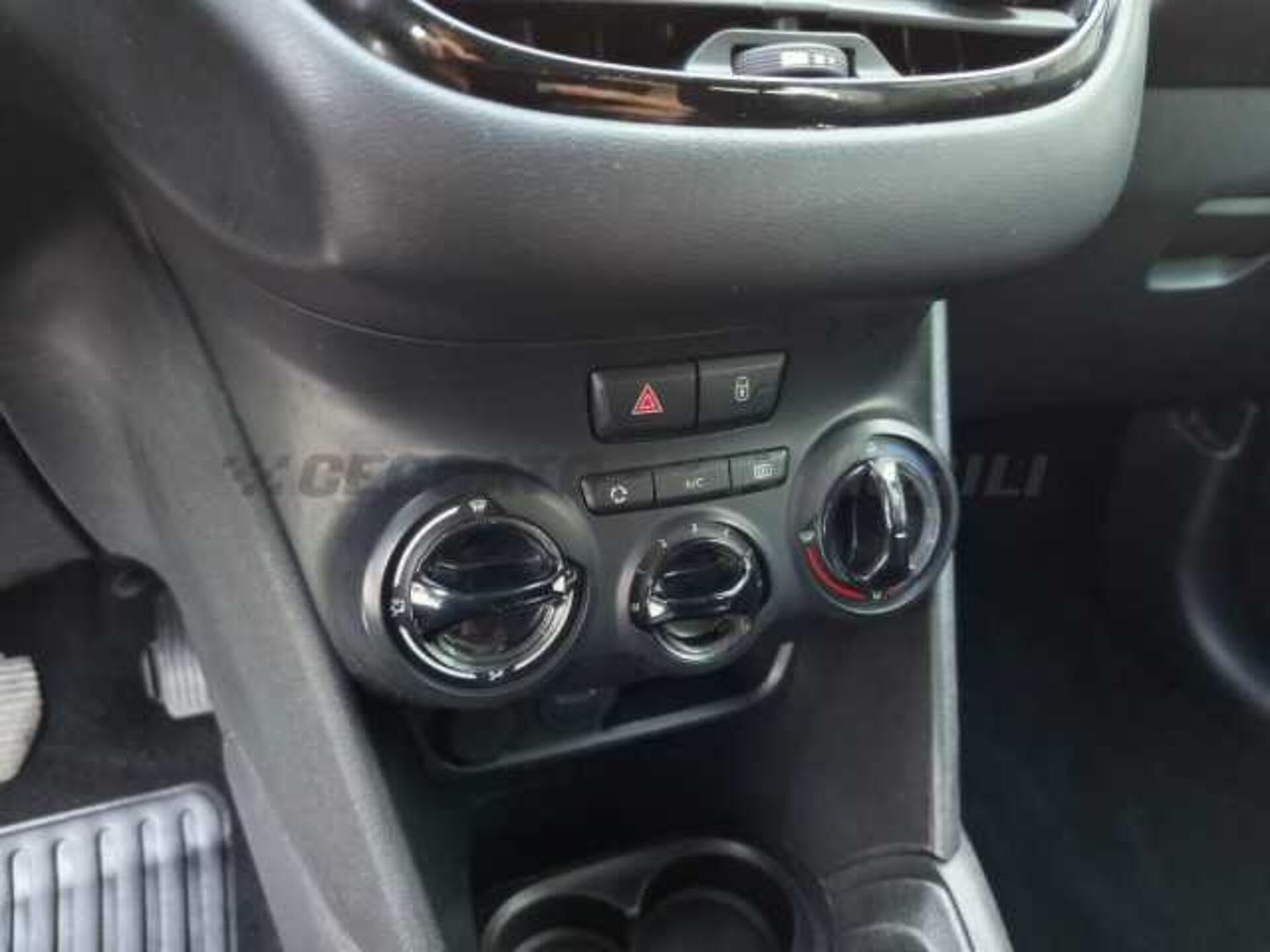 Peugeot 208 1.2l - white