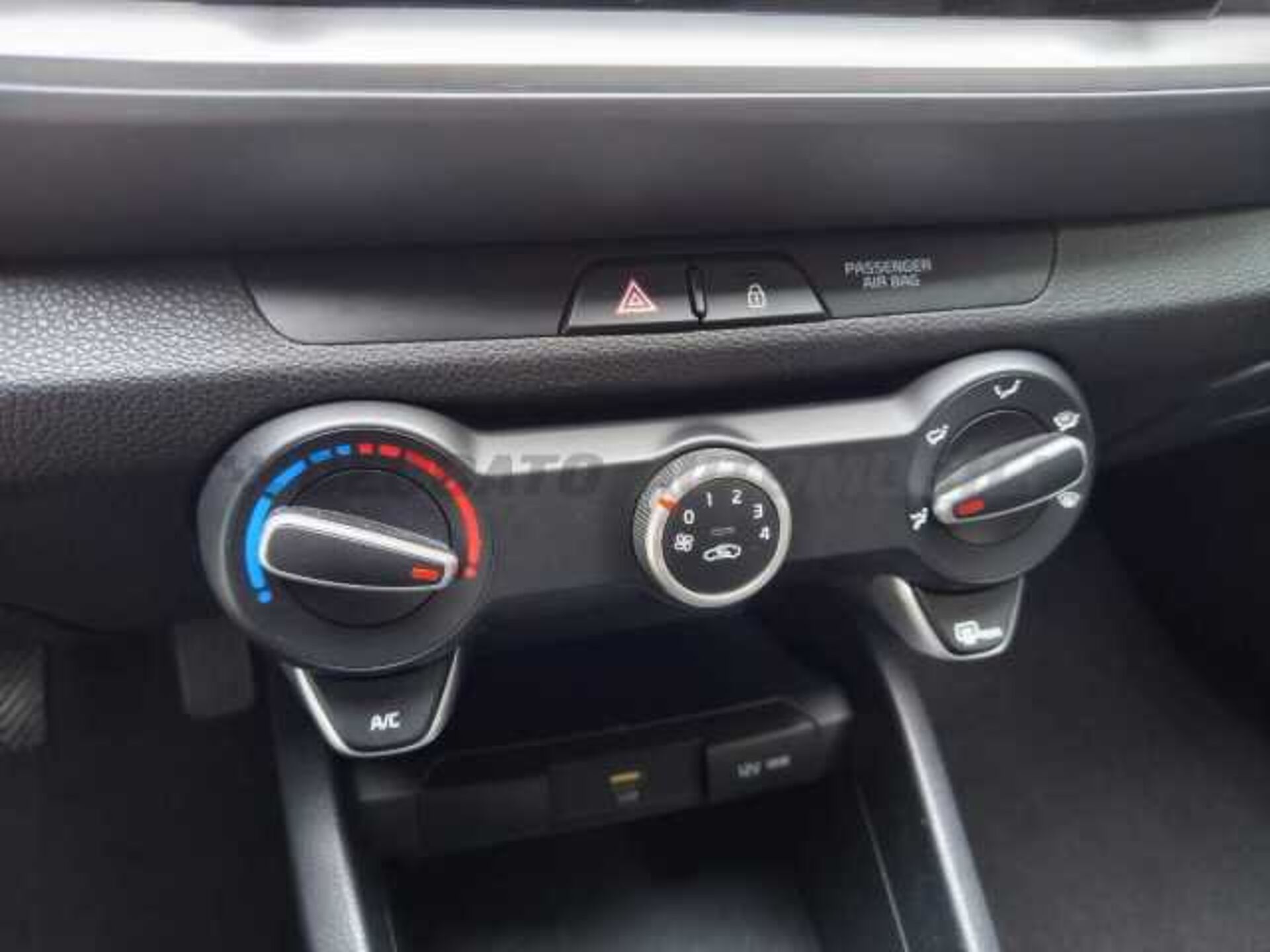 Kia Stonic 1.0l - black