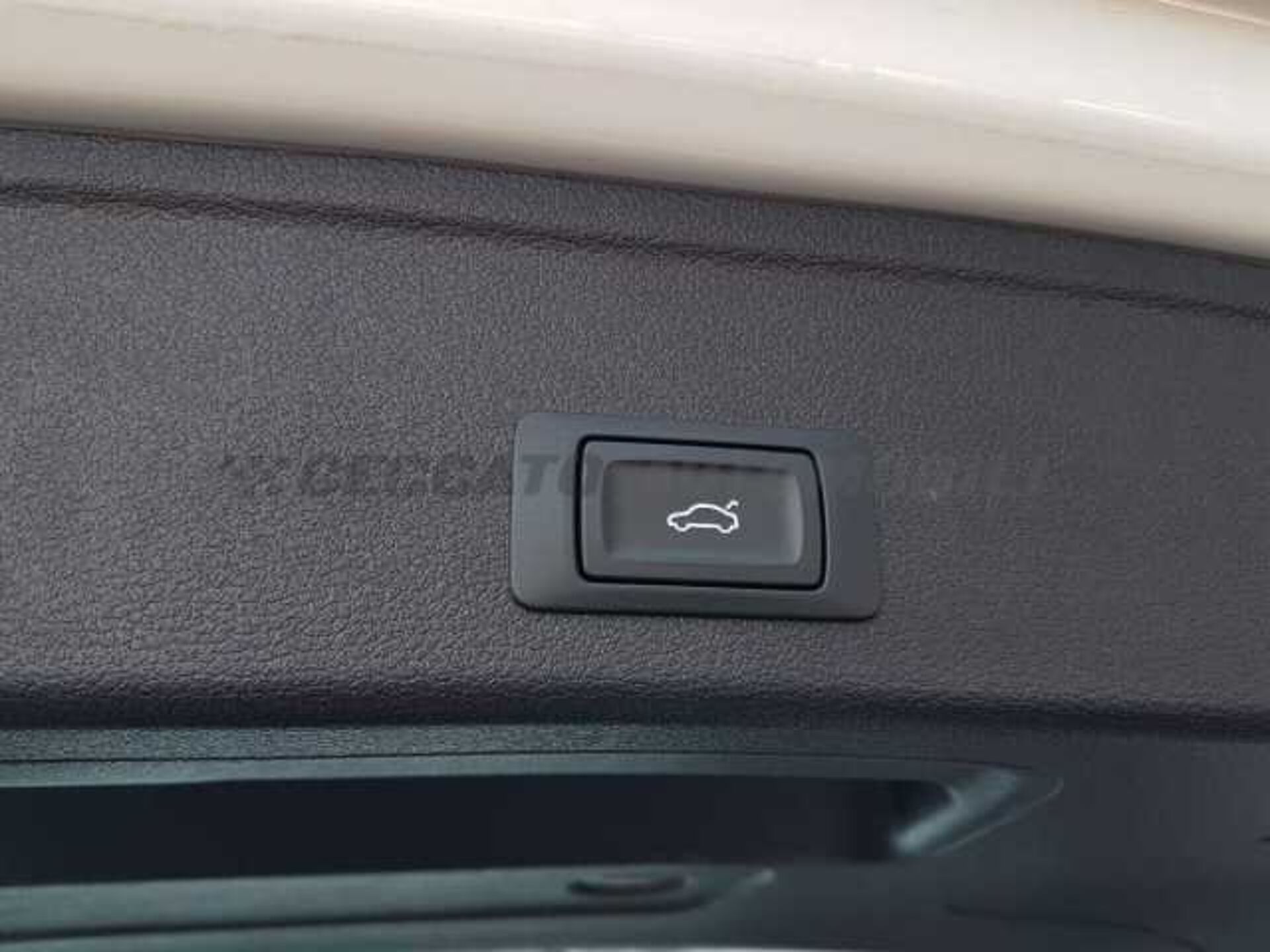 Audi A4 2.0l - white