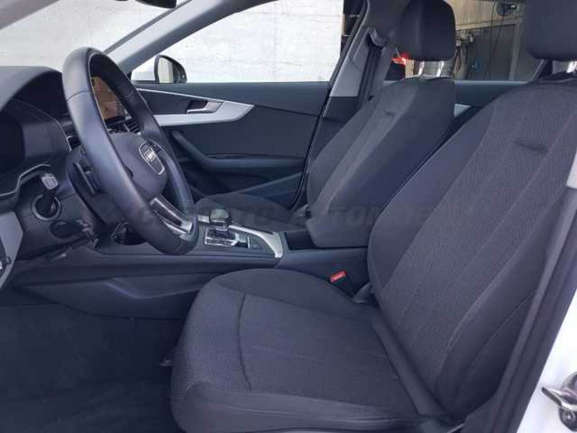 Audi A4 2.0l - white