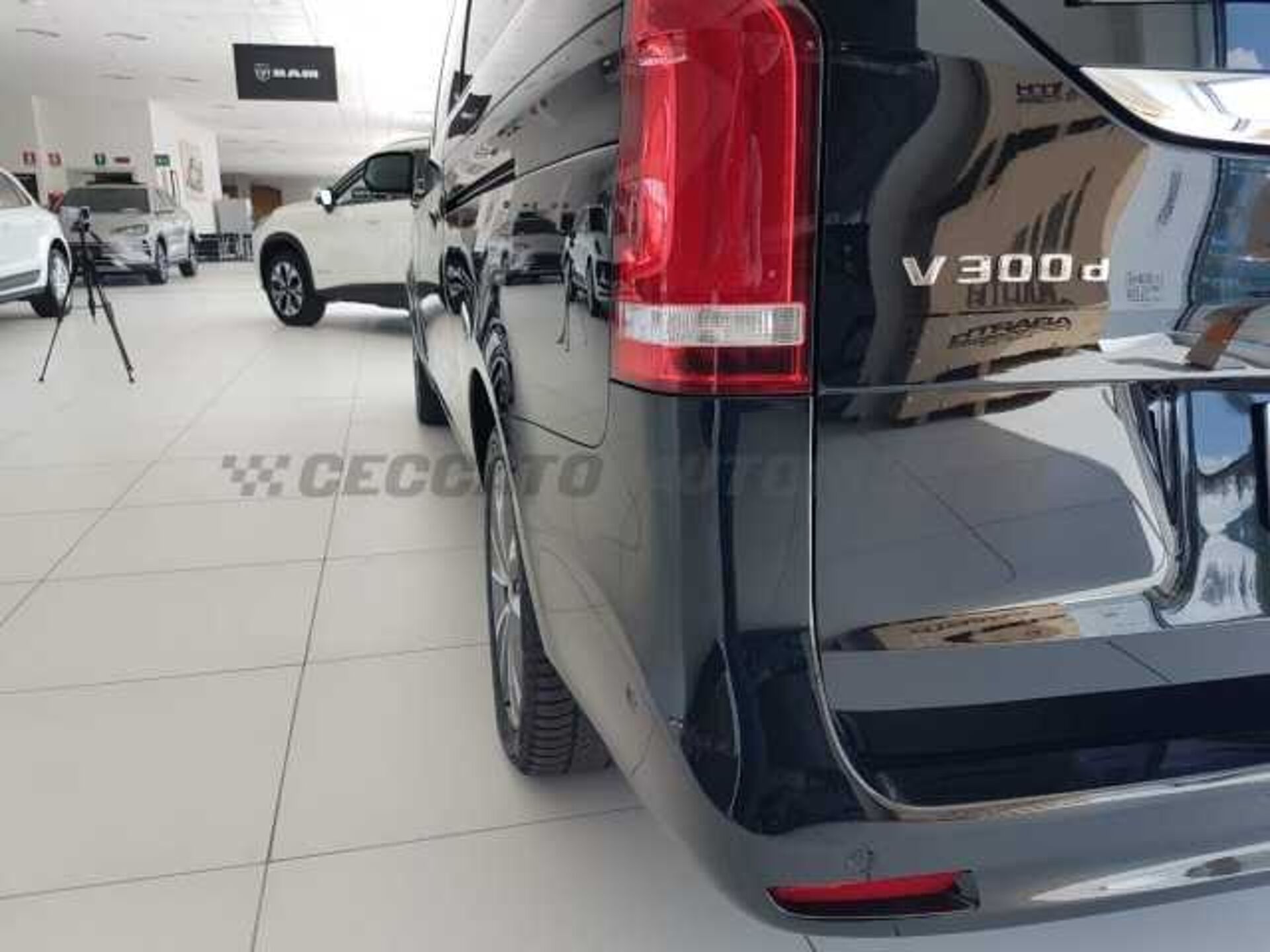 Mercedes-Benz 2.0l - black