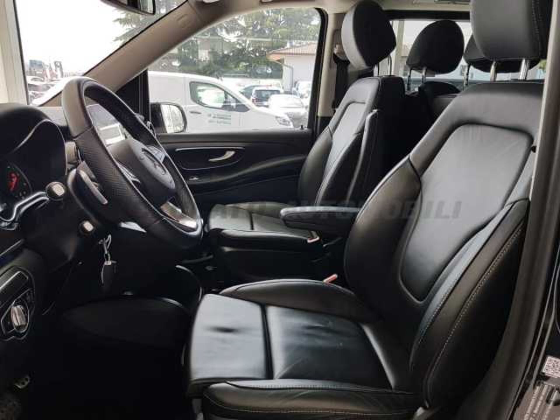 Mercedes-Benz 2.0l - black