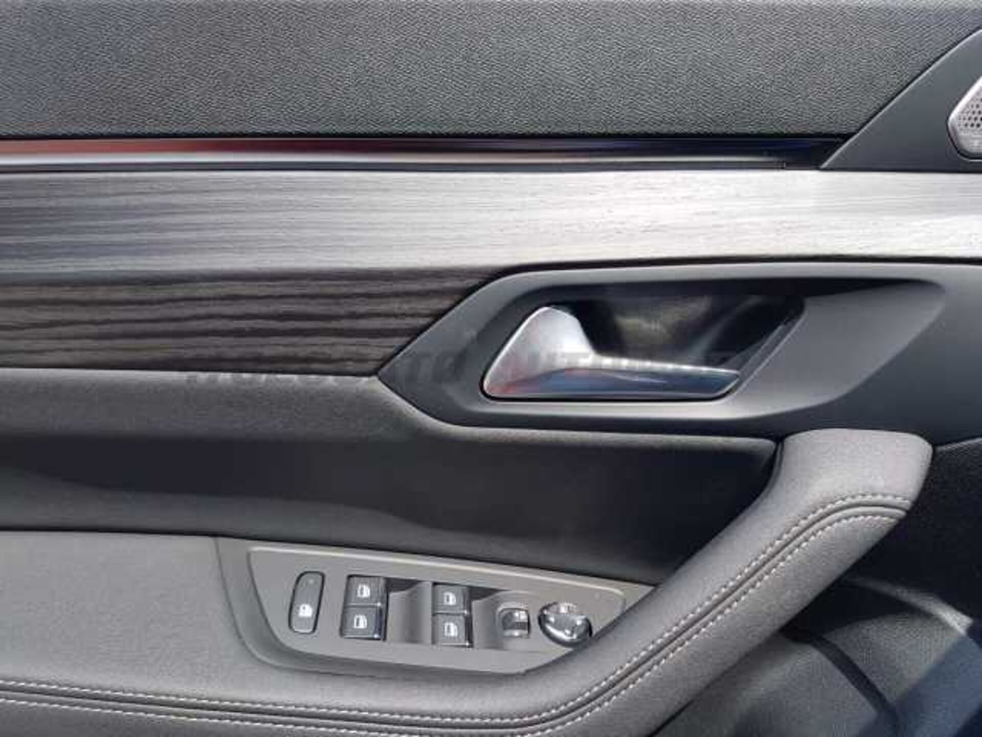 Peugeot 508 1.5l - red