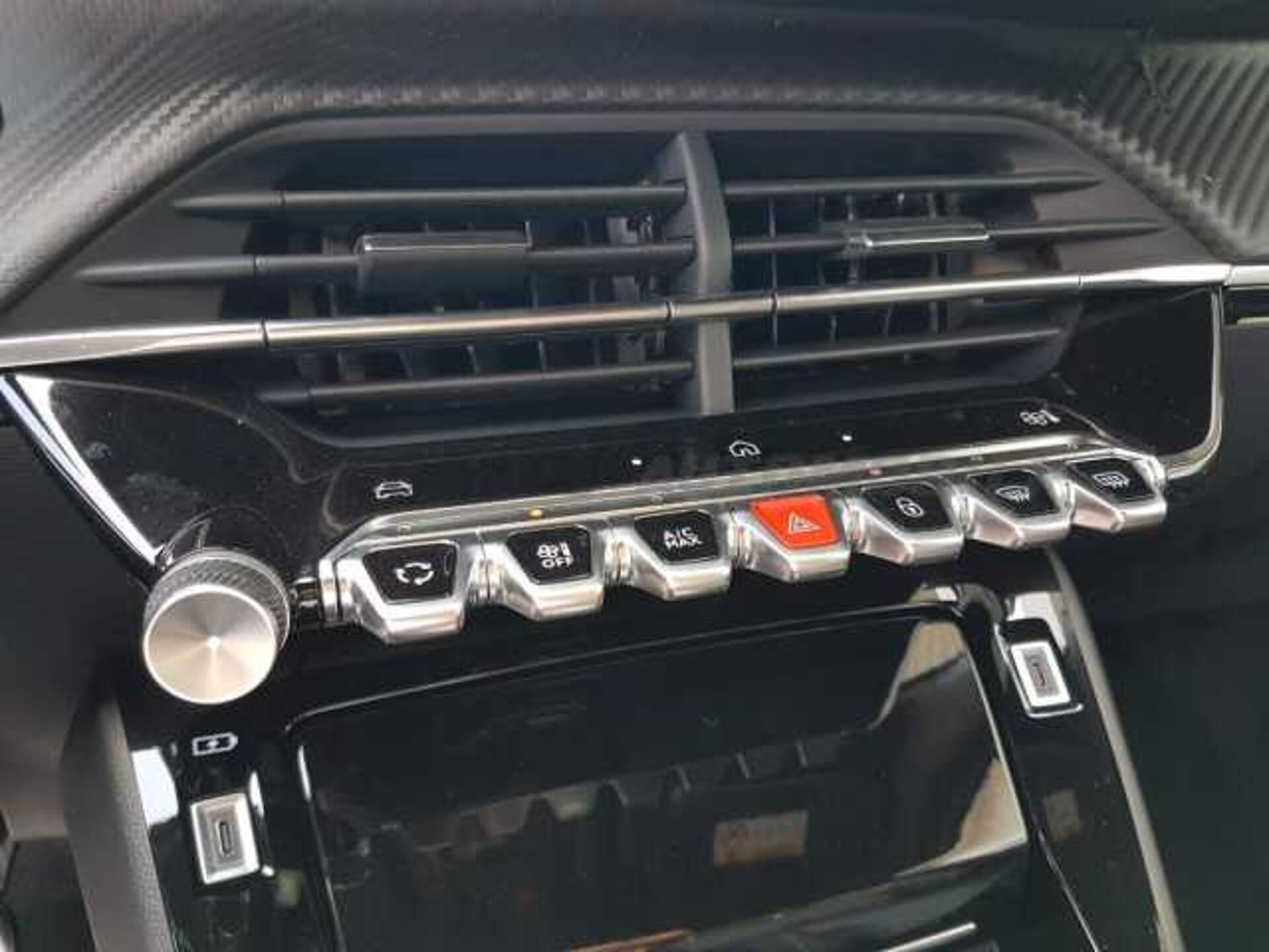 Peugeot 2008 1.2l - red