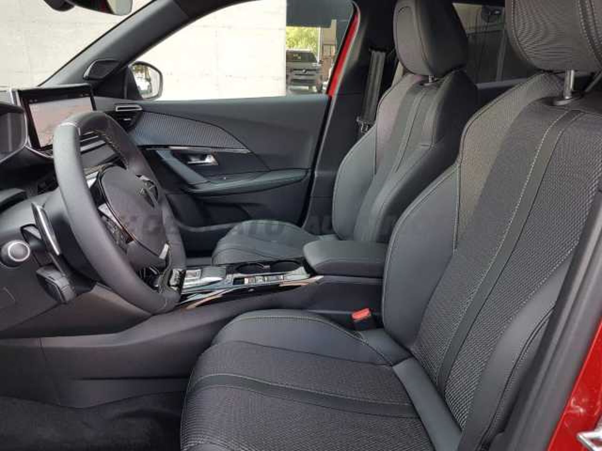 Peugeot 2008 1.2l - red