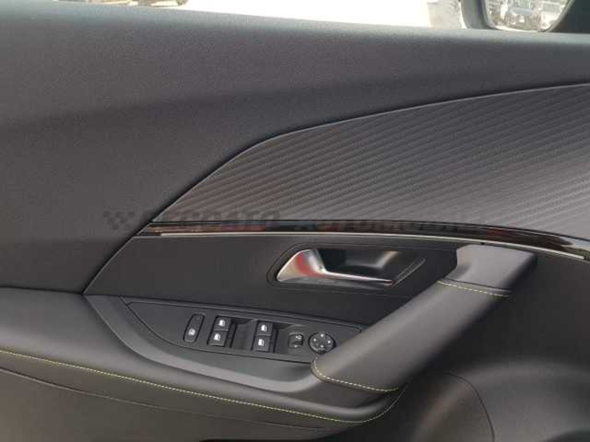 Peugeot 2008 1.2l - red