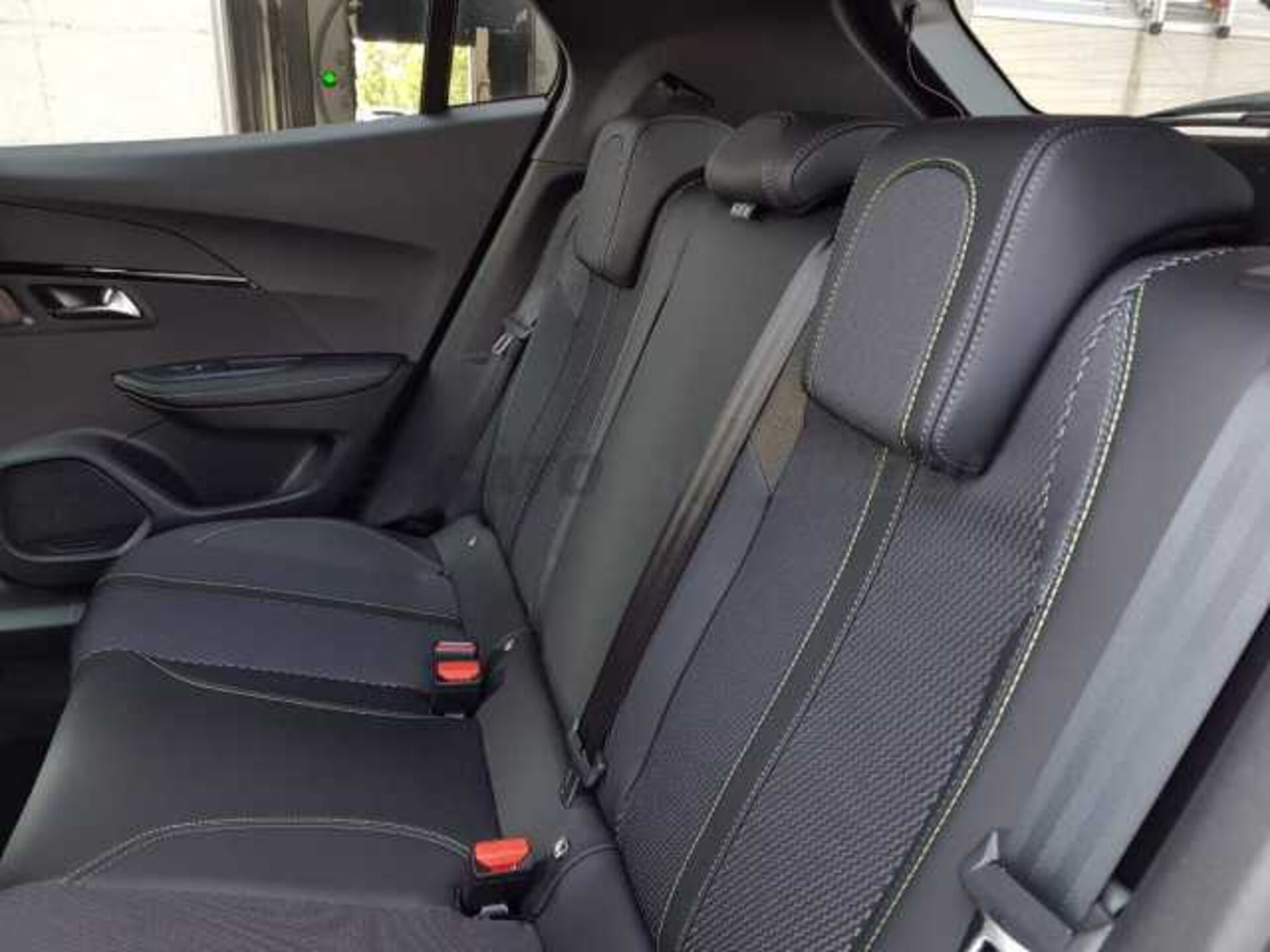 Peugeot 2008 1.2l - red