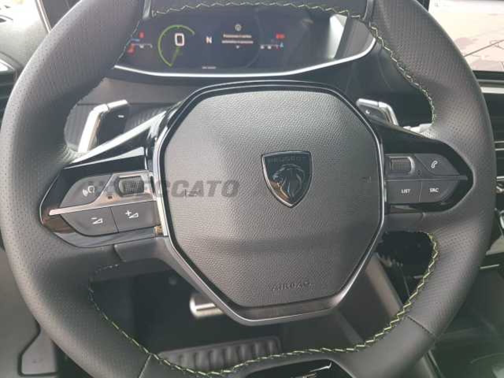 Peugeot 2008 1.2l - red