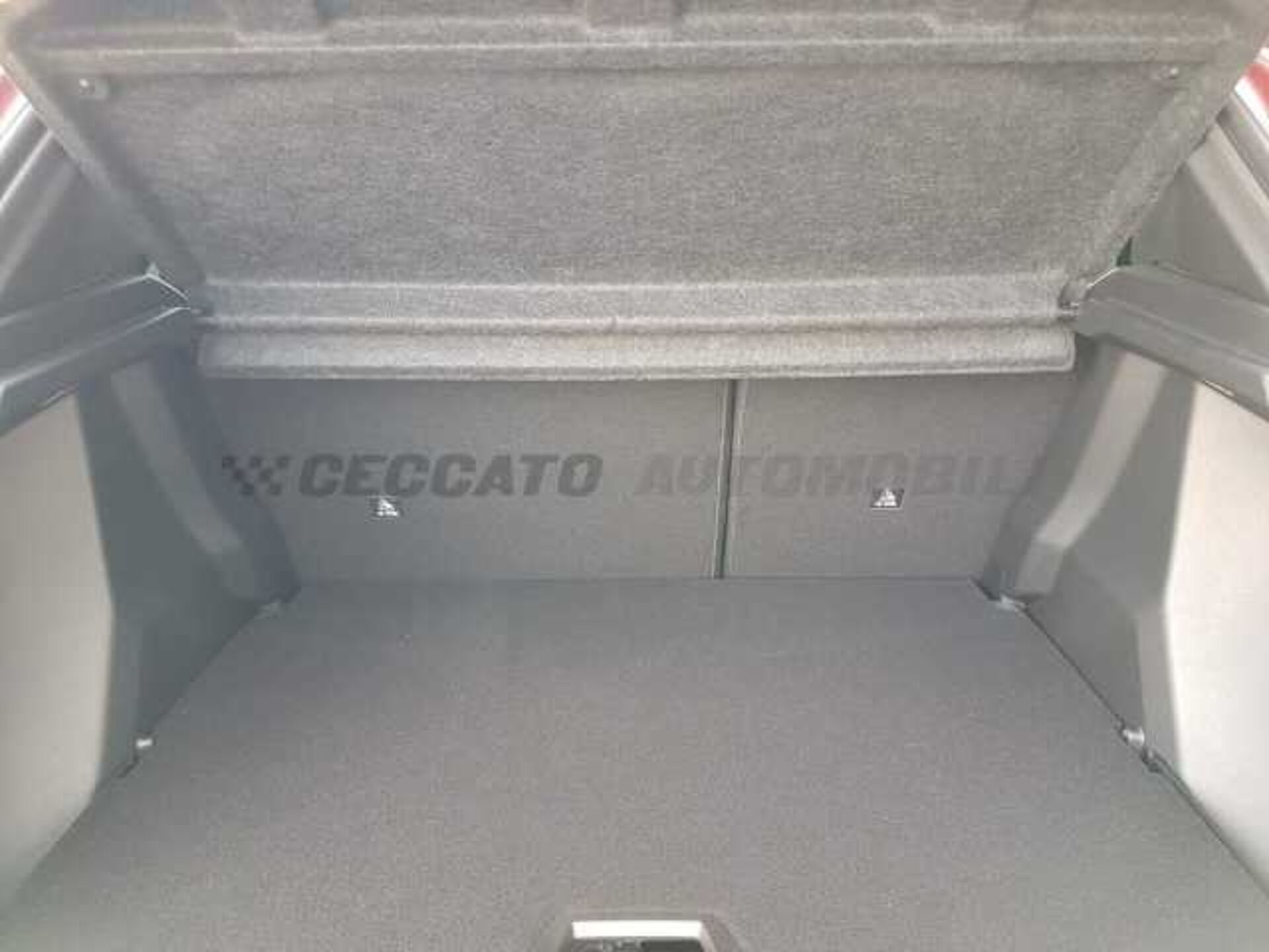 Peugeot 2008 1.2l - red