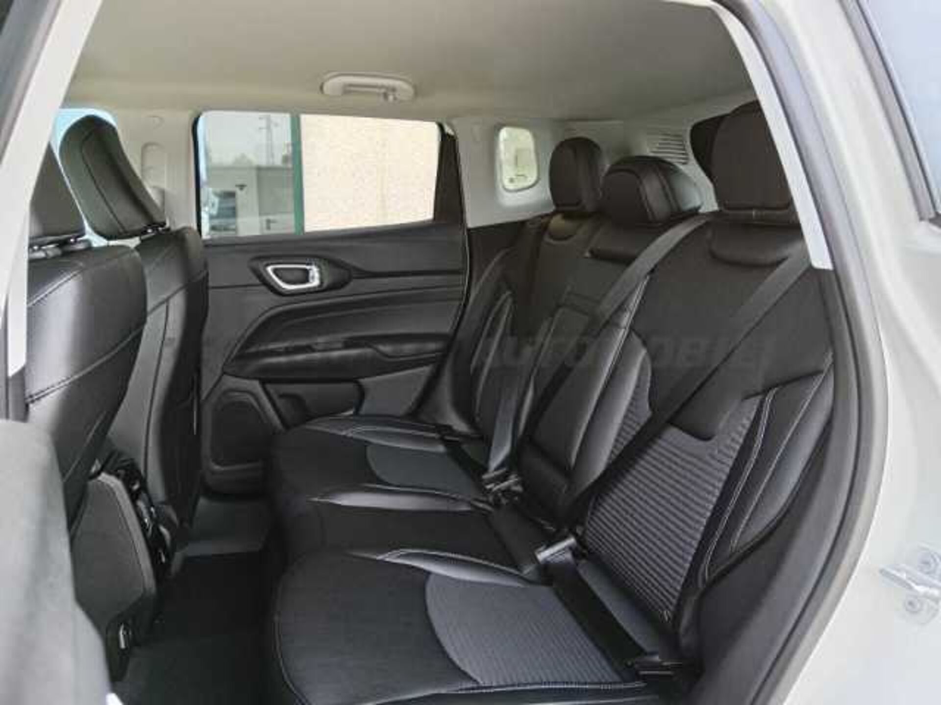 Jeep Compass 1.3l - white