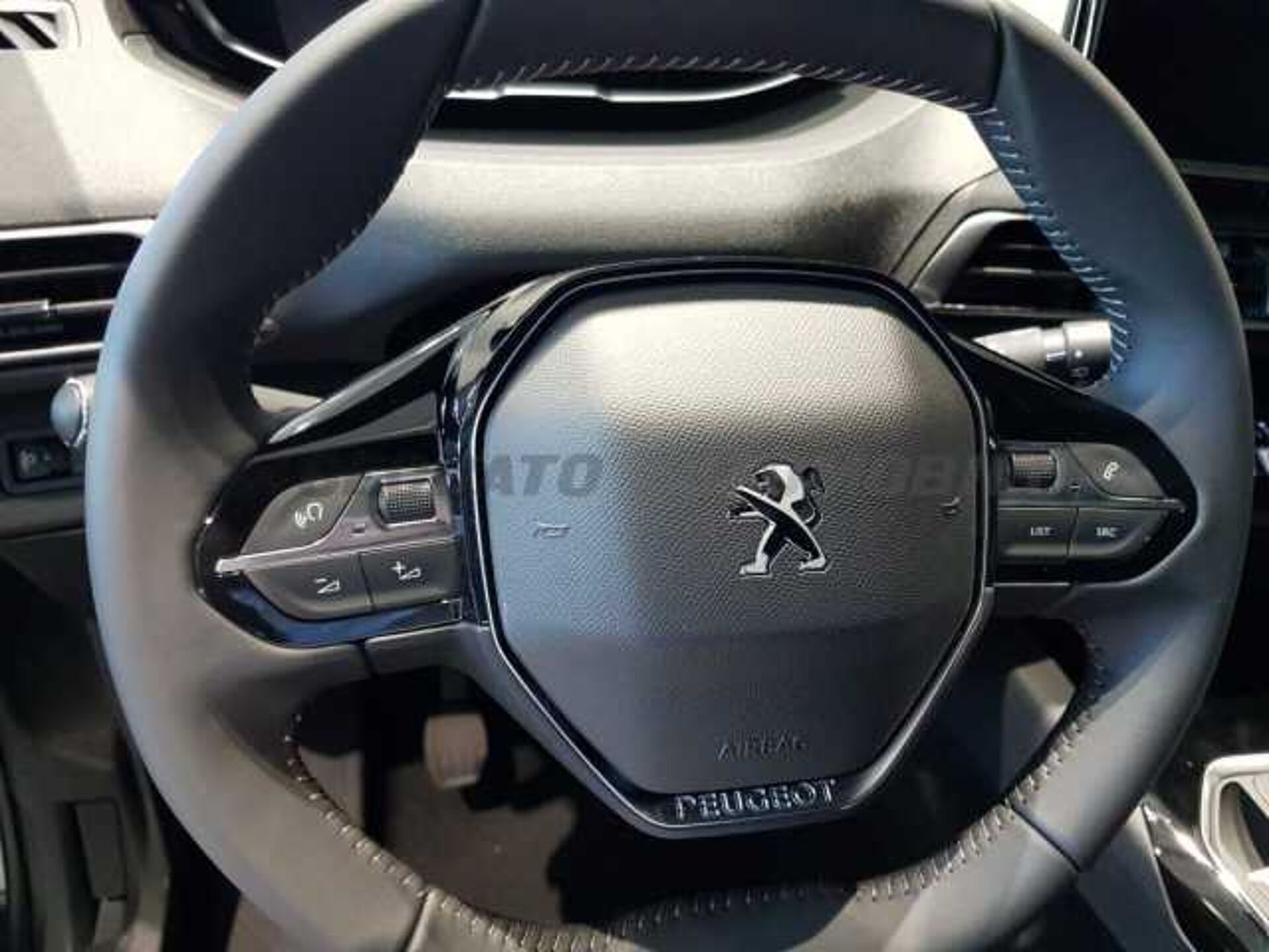 Peugeot 3008 1.2l - blue