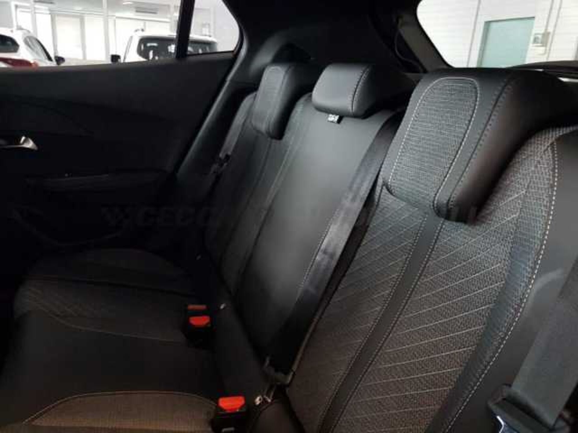 Peugeot 2008 1.2l - red