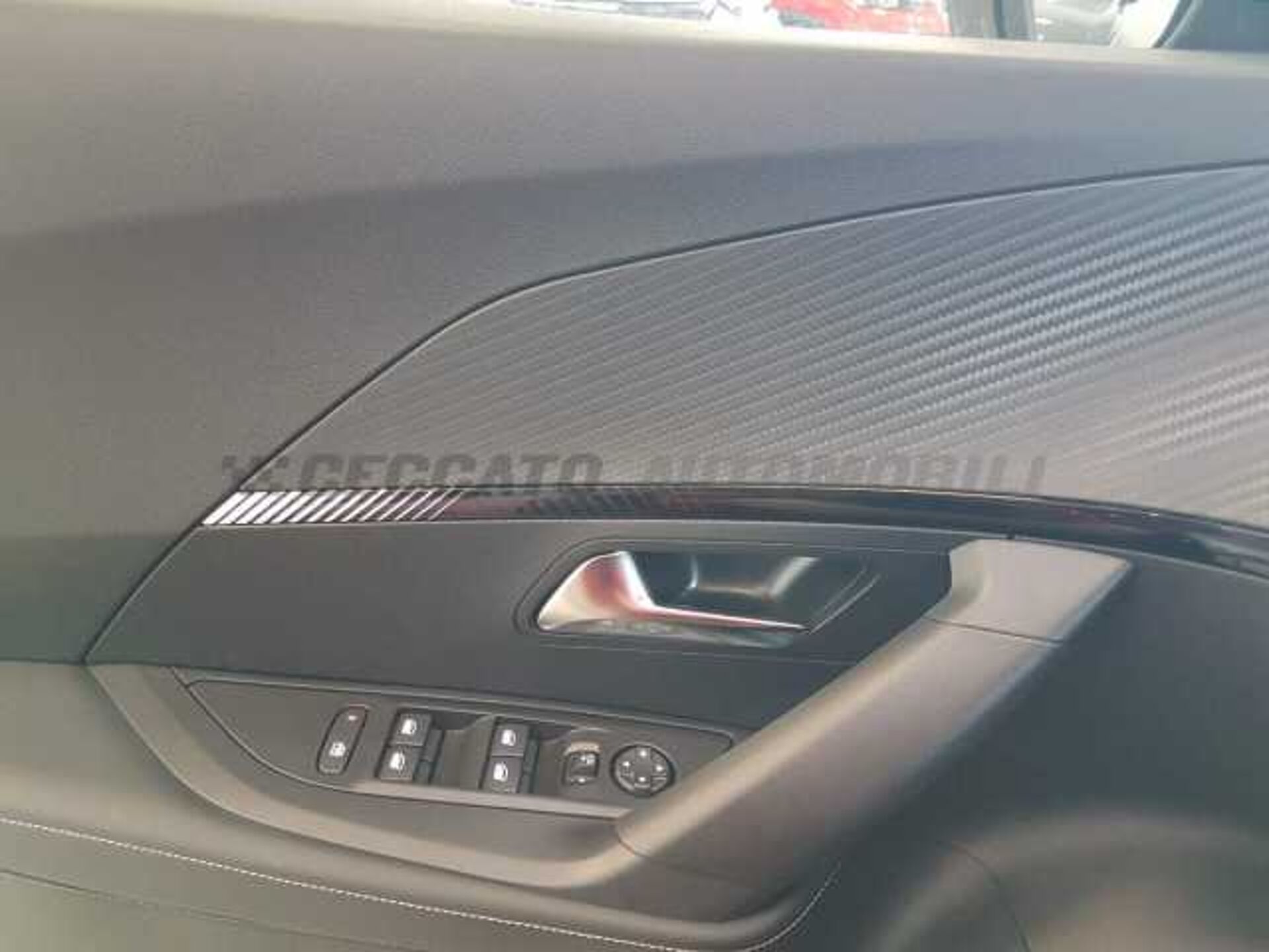 Peugeot 2008 1.2l - red