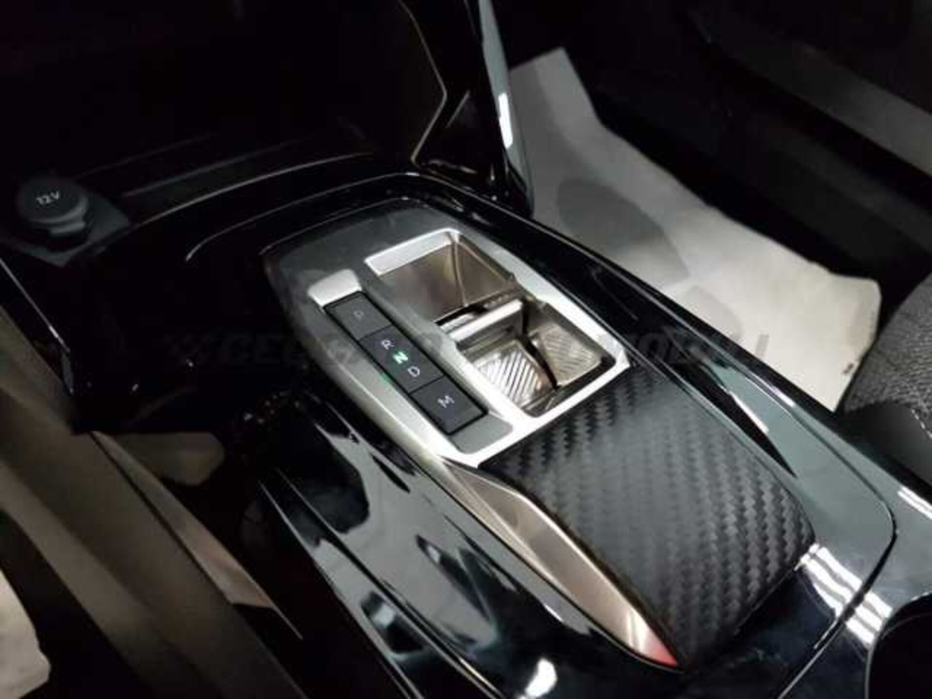 Peugeot 2008 1.2l - red