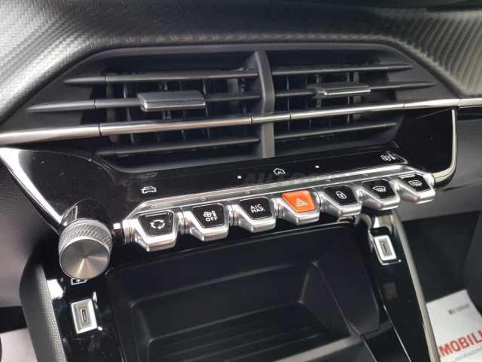 Peugeot 2008 1.2l - red