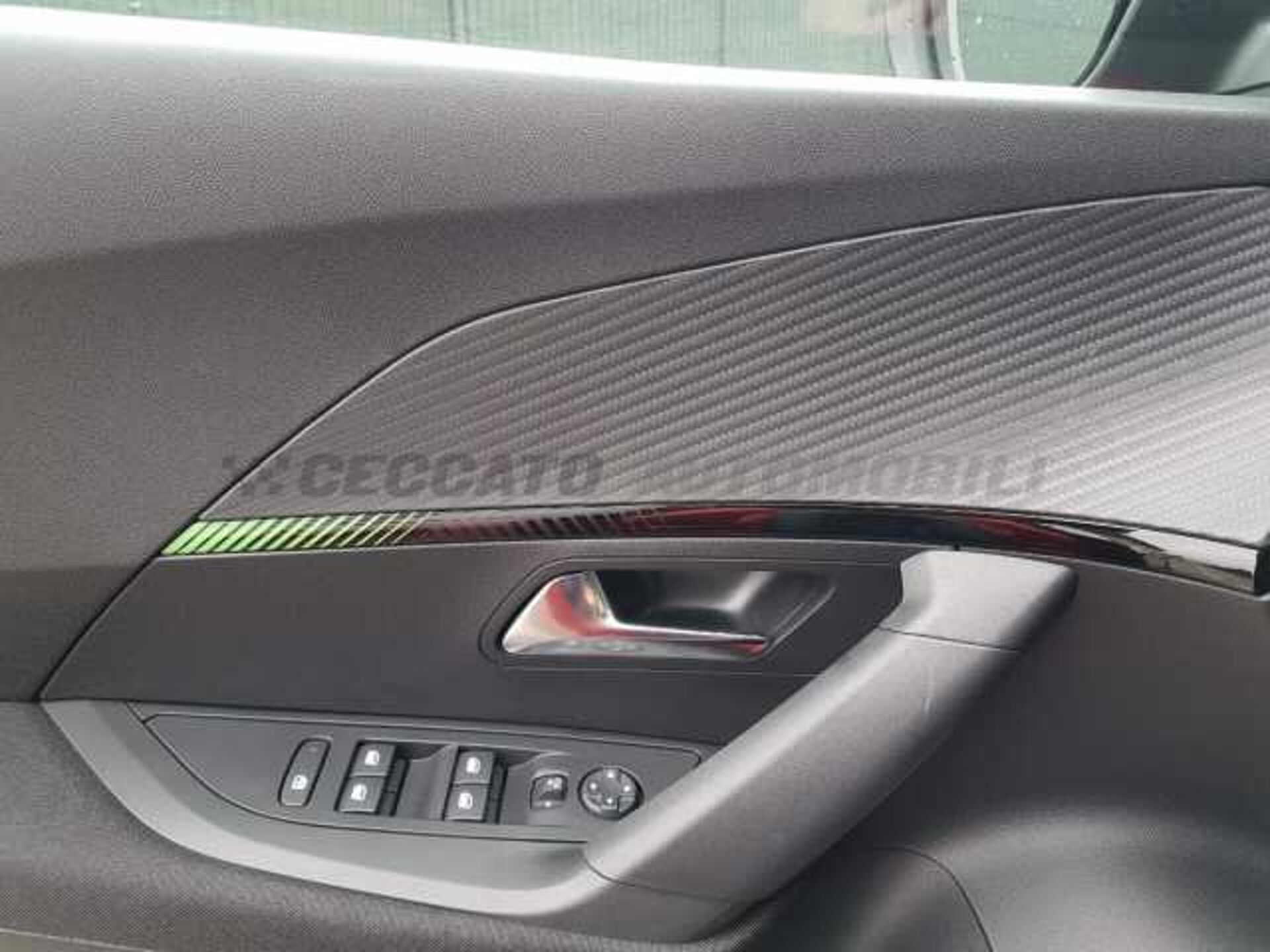 Peugeot 2008 1.2l - red