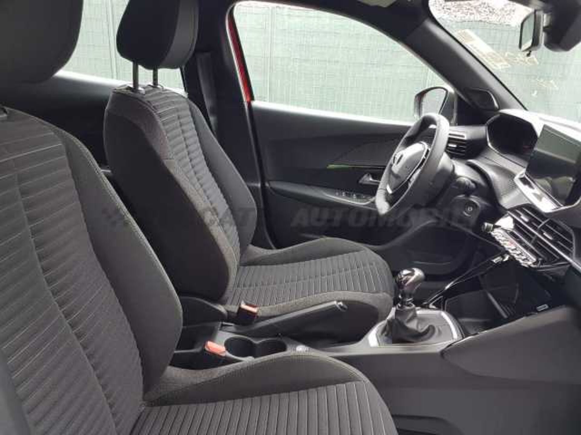 Peugeot 2008 1.2l - red