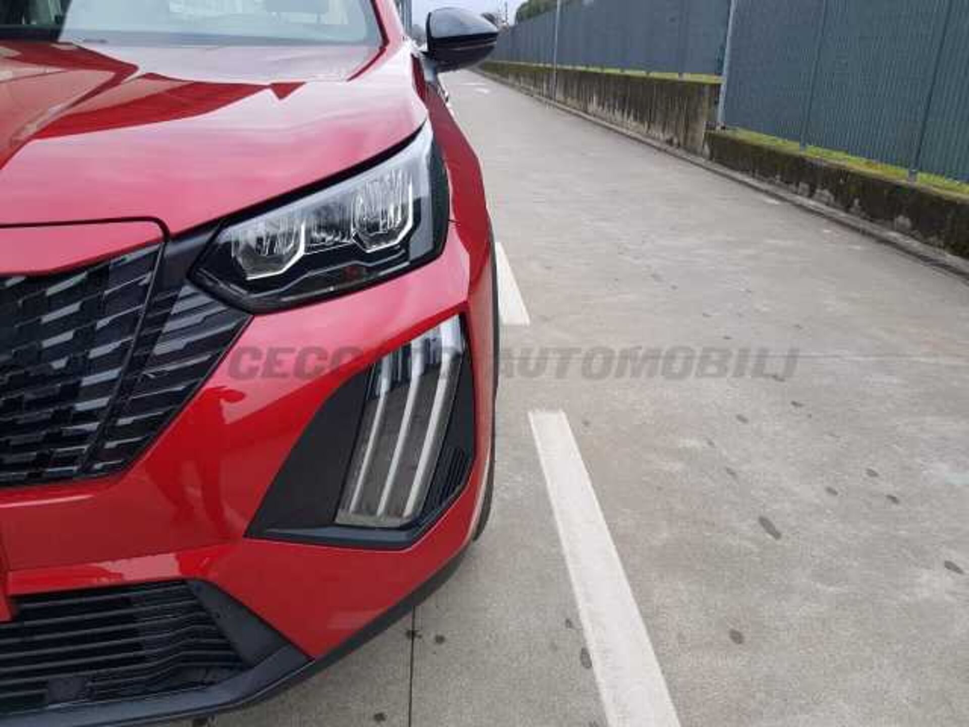 Peugeot 2008 1.2l - red