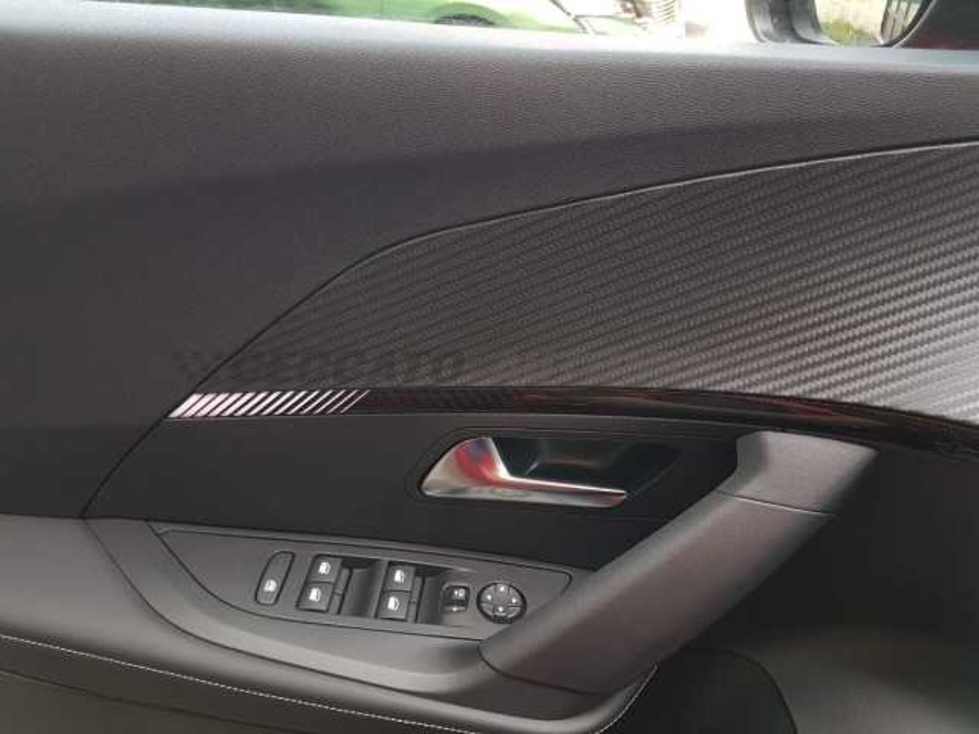 Peugeot 2008 1.2l - red