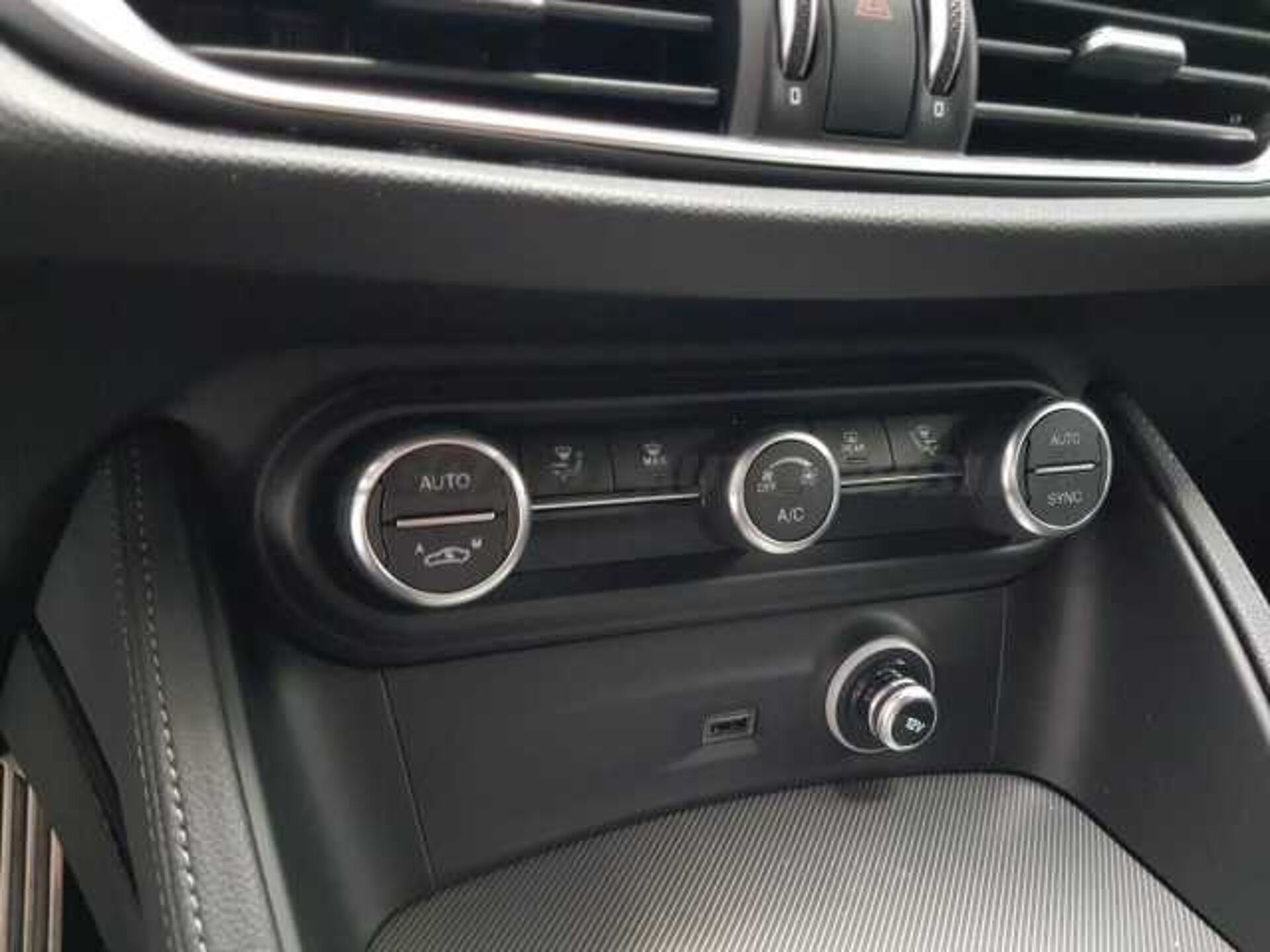 Alfa Romeo Stelvio 2.1l - white