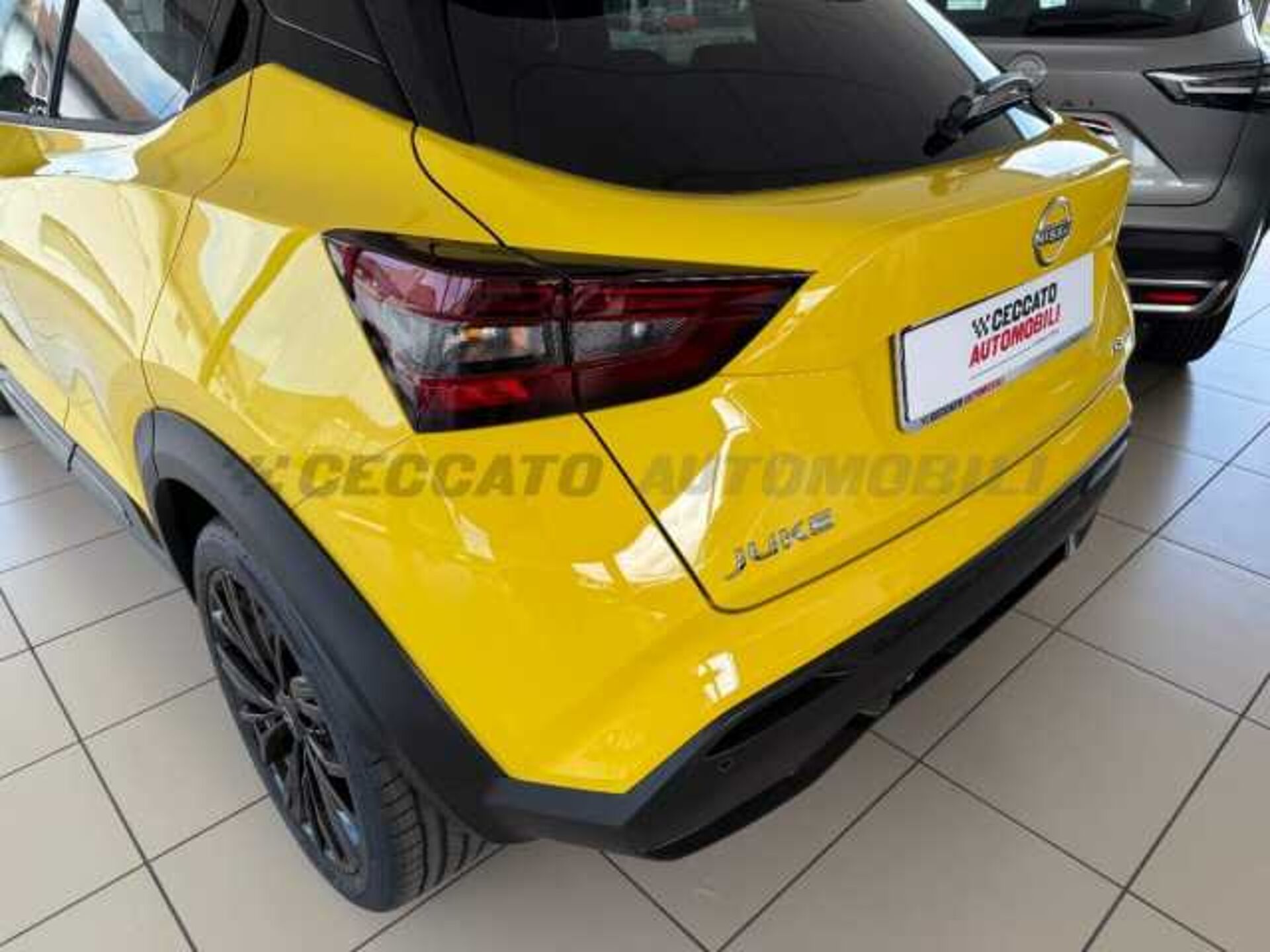 Nissan Nuovo Juke 1.0l - yellow