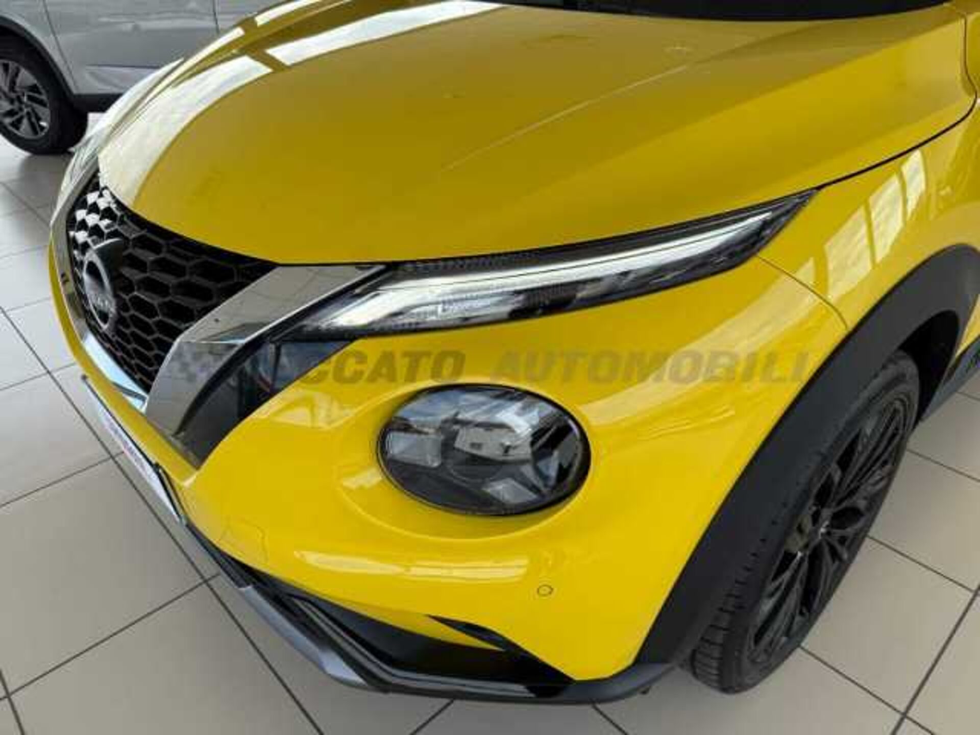 Nissan Nuovo Juke 1.0l - yellow