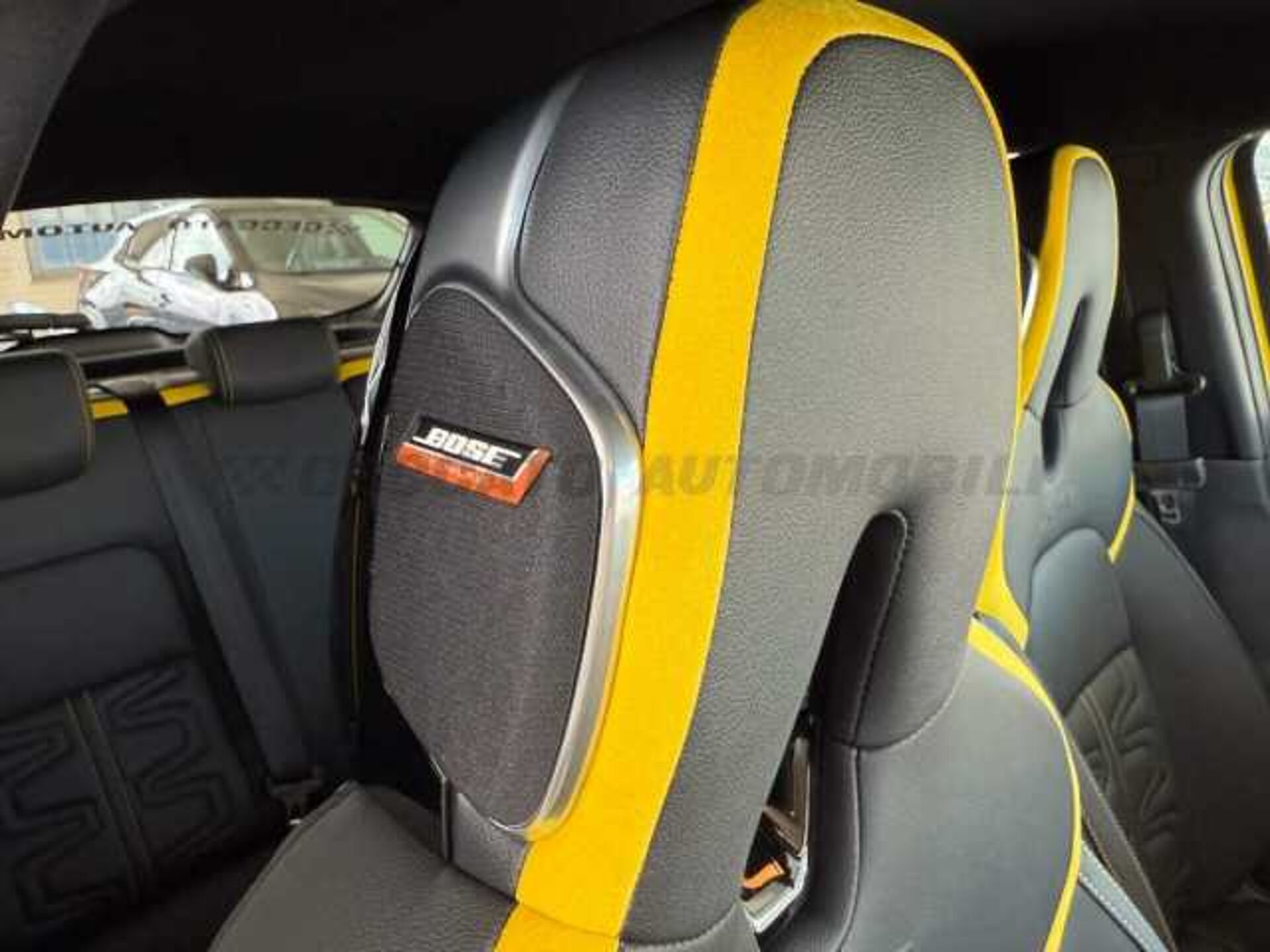 Nissan Nuovo Juke 1.0l - yellow