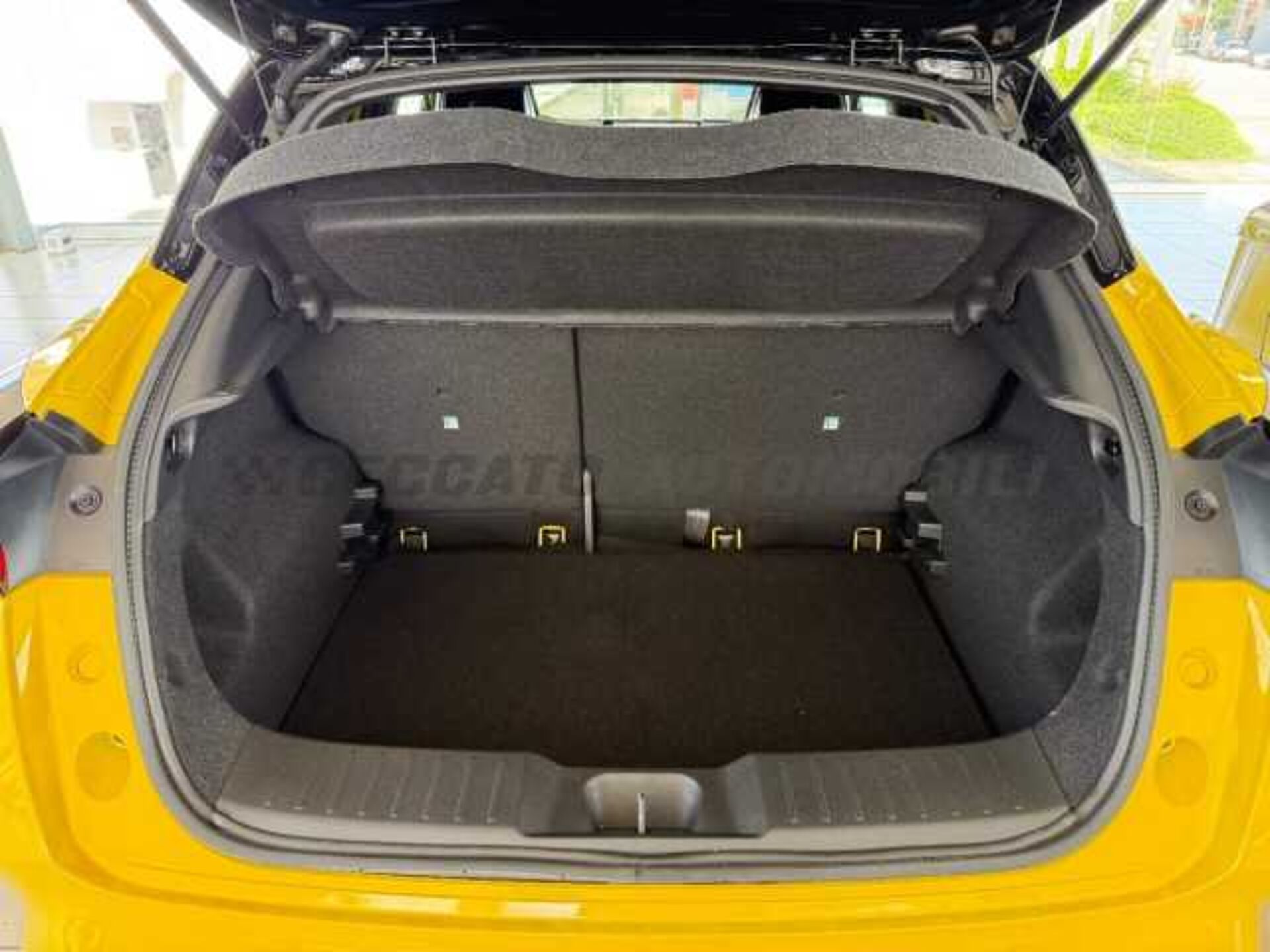 Nissan Nuovo Juke 1.0l - yellow