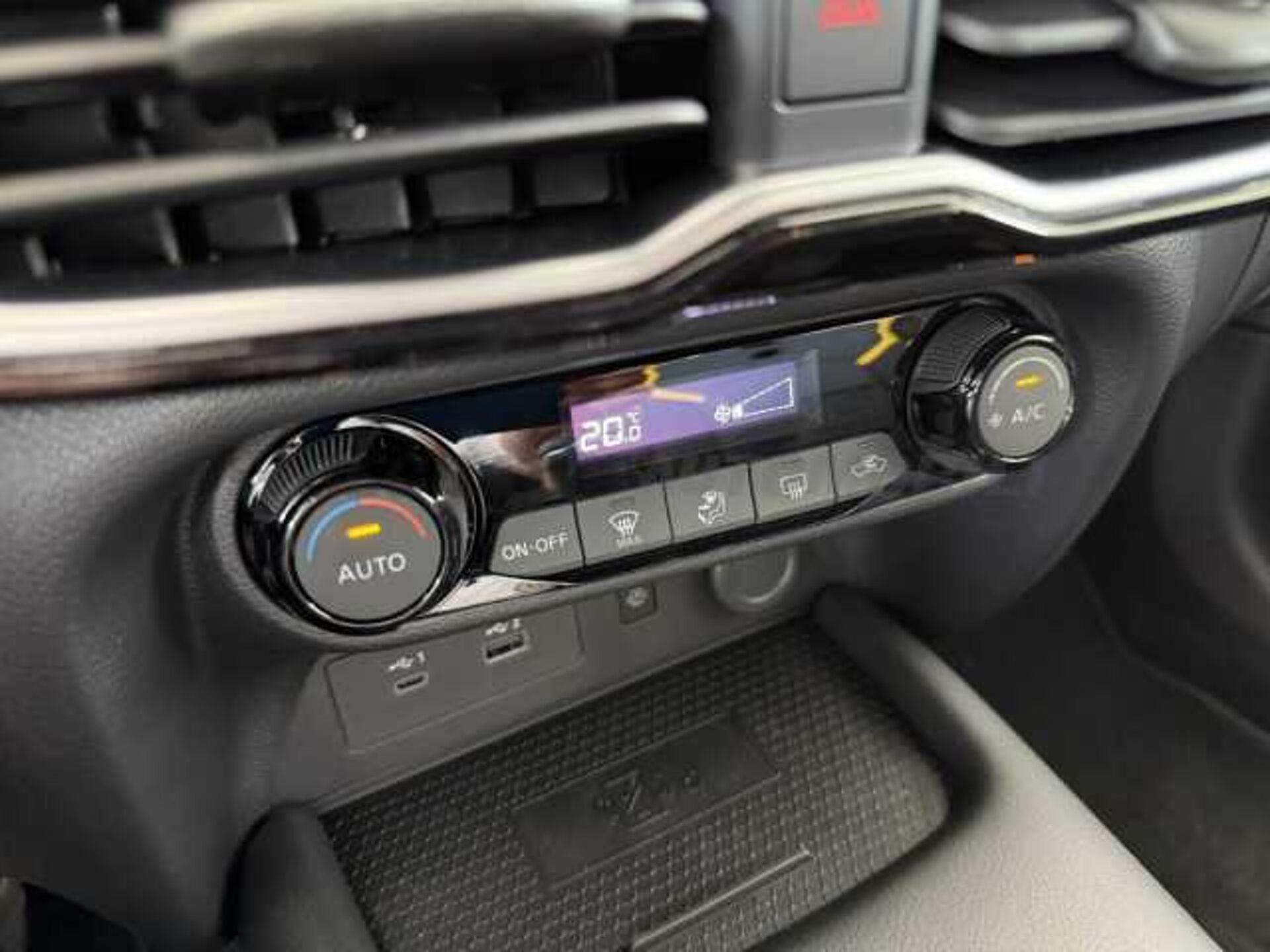 Nissan Nuovo Juke 1.0l - yellow