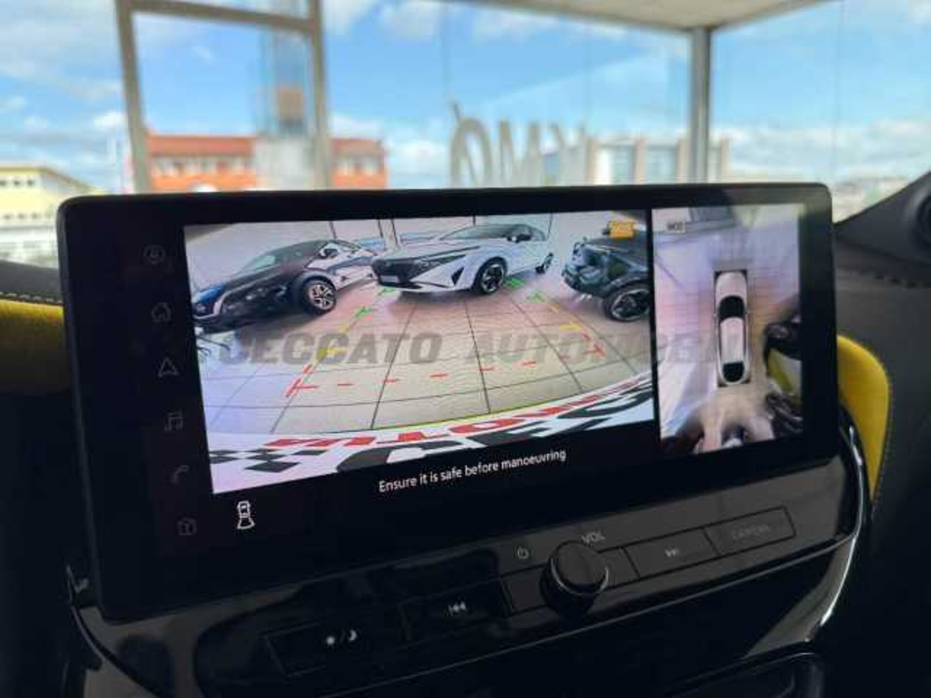 Nissan Nuovo Juke 1.0l - yellow