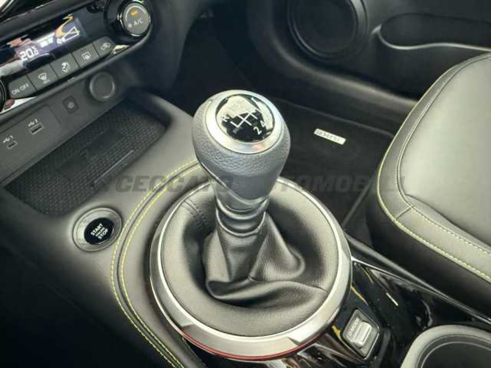 Nissan Nuovo Juke 1.0l - yellow