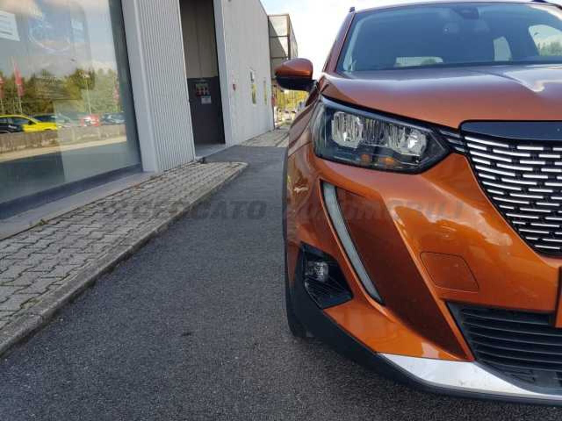 Peugeot 2008 1.2l - orange