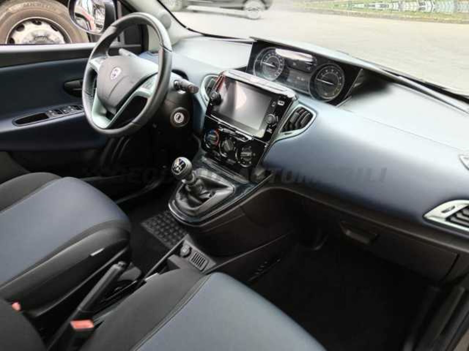 Lancia Ypsilon 1.0l - grey