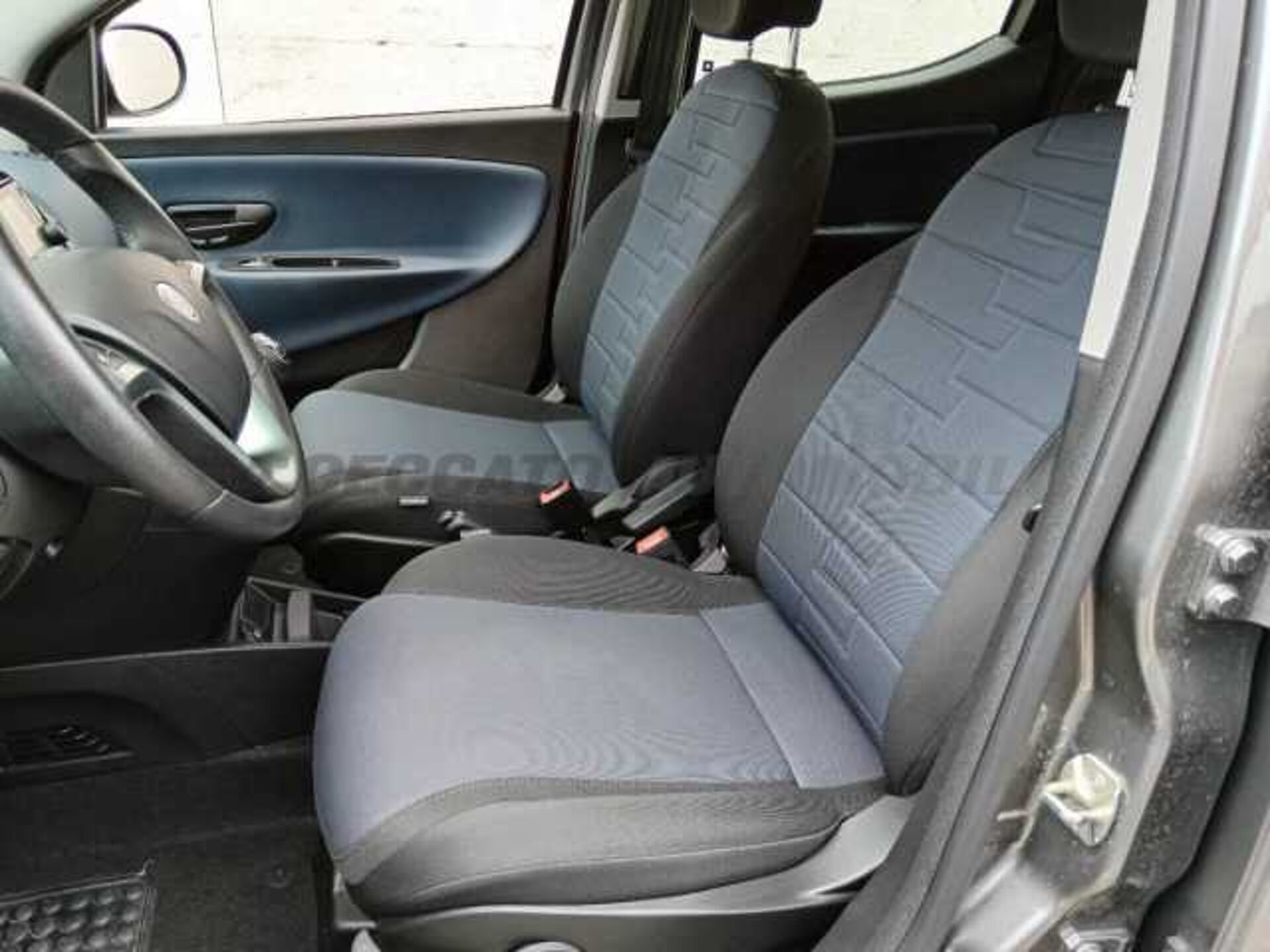 Lancia Ypsilon 1.0l - grey