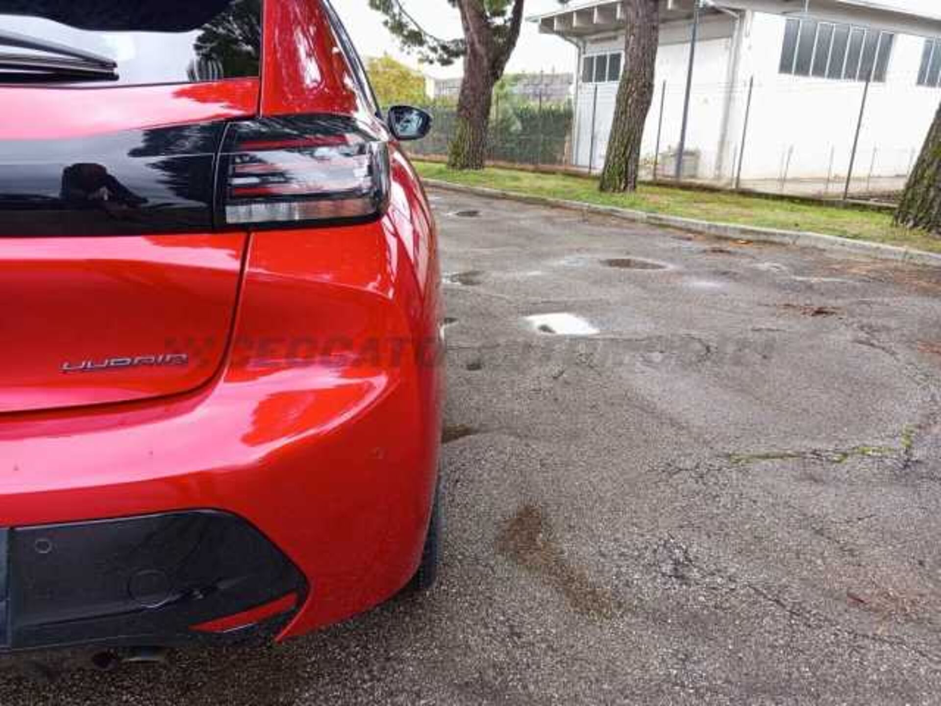 Peugeot 208 1.2l - red