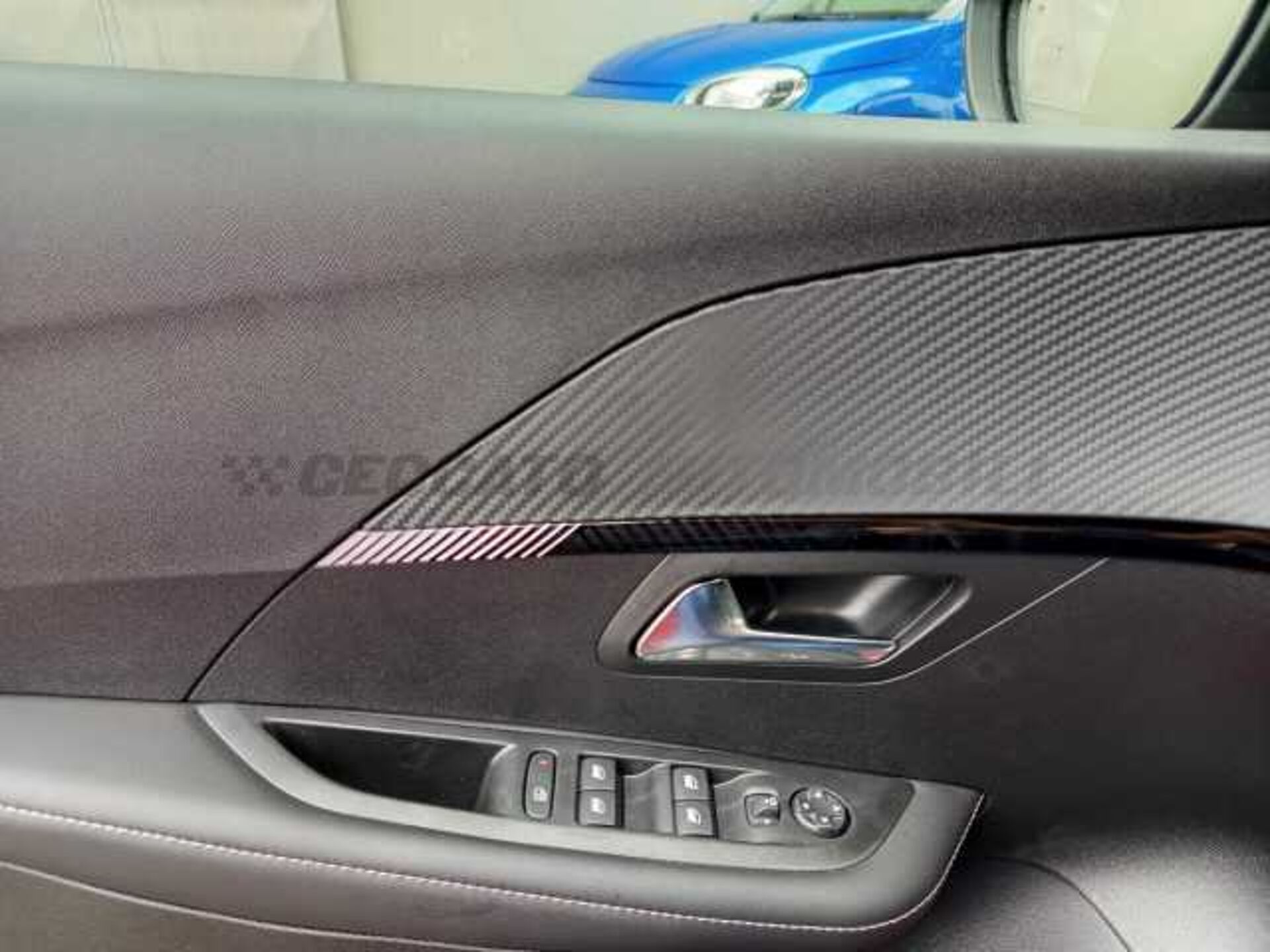 Peugeot 208 1.2l - red