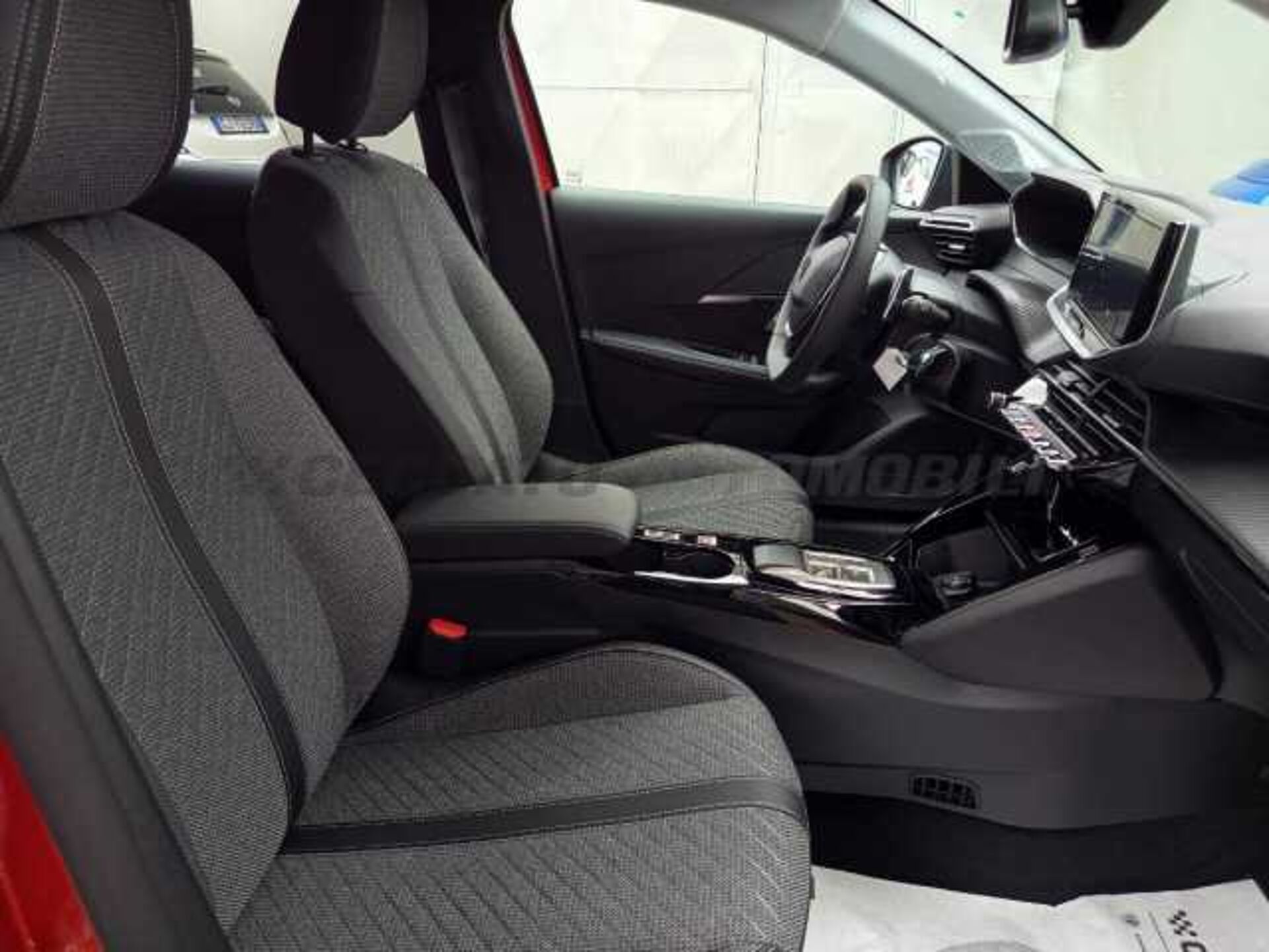 Peugeot 208 1.2l - red