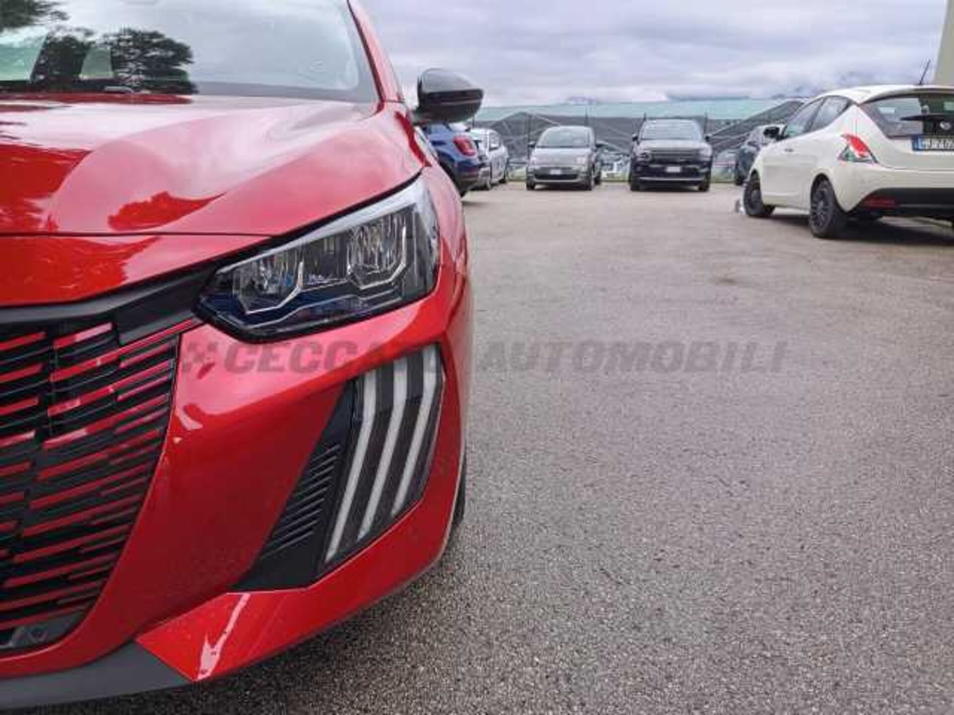 Peugeot 208 1.2l - red