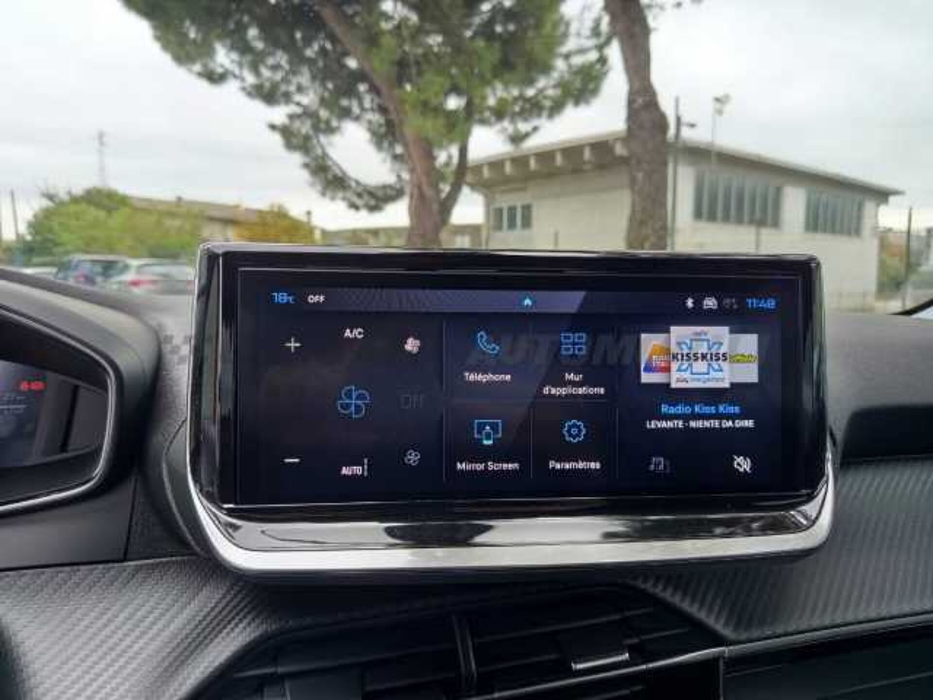 Peugeot 208 1.2l - red