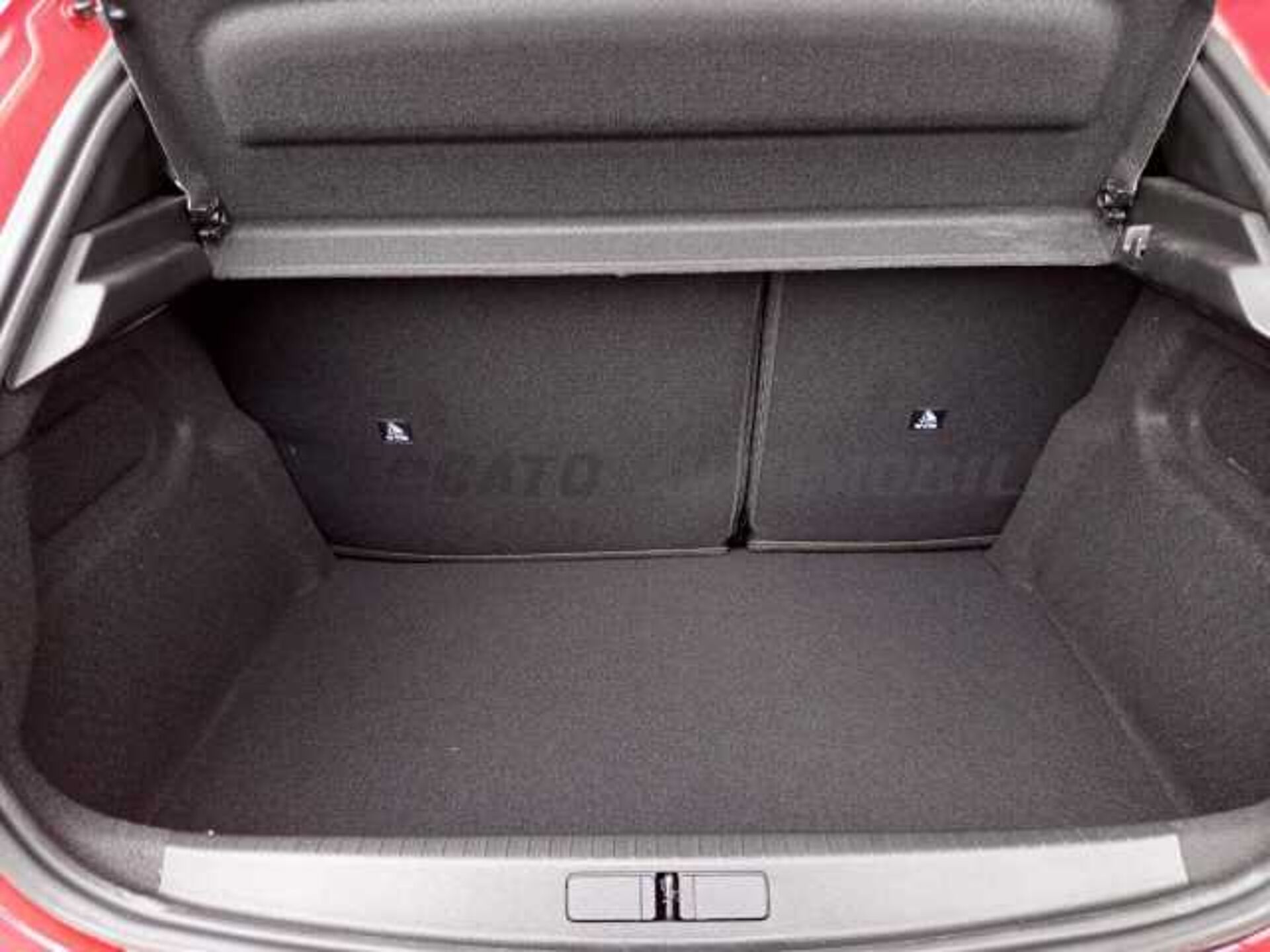 Peugeot 208 1.2l - red