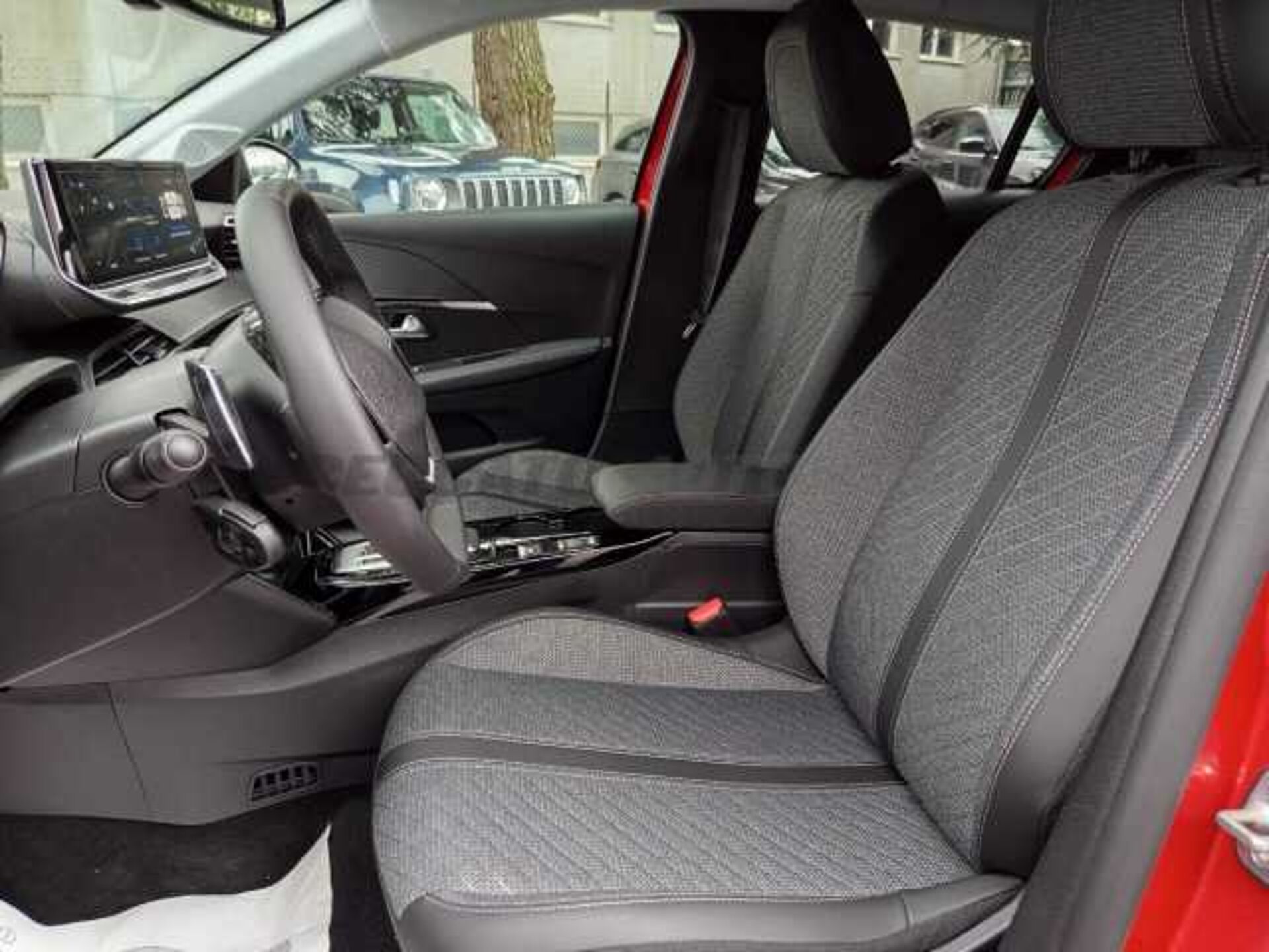 Peugeot 208 1.2l - red